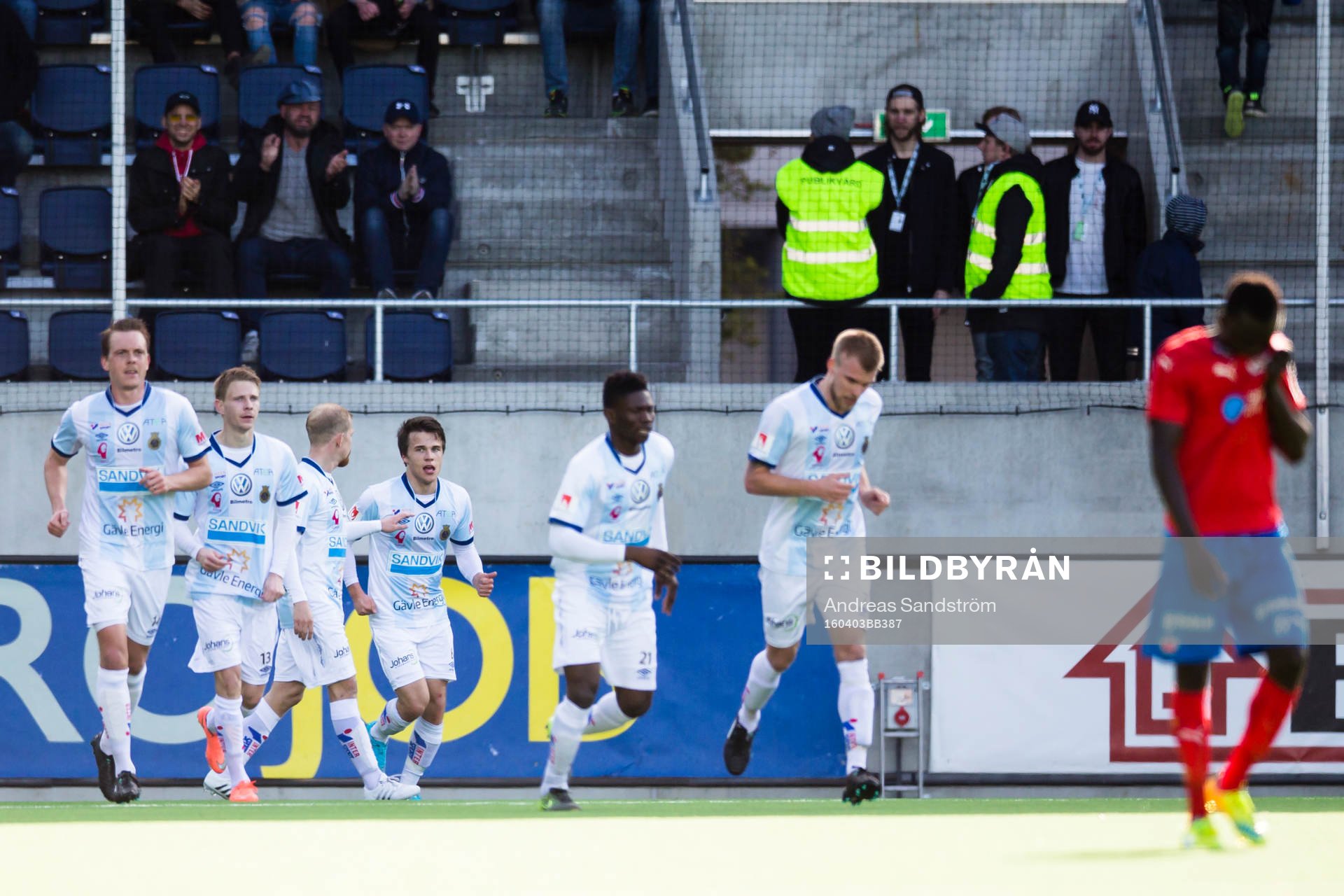 Gefles Simon Skrabb  (m) gör 1-1 och gratuleras av