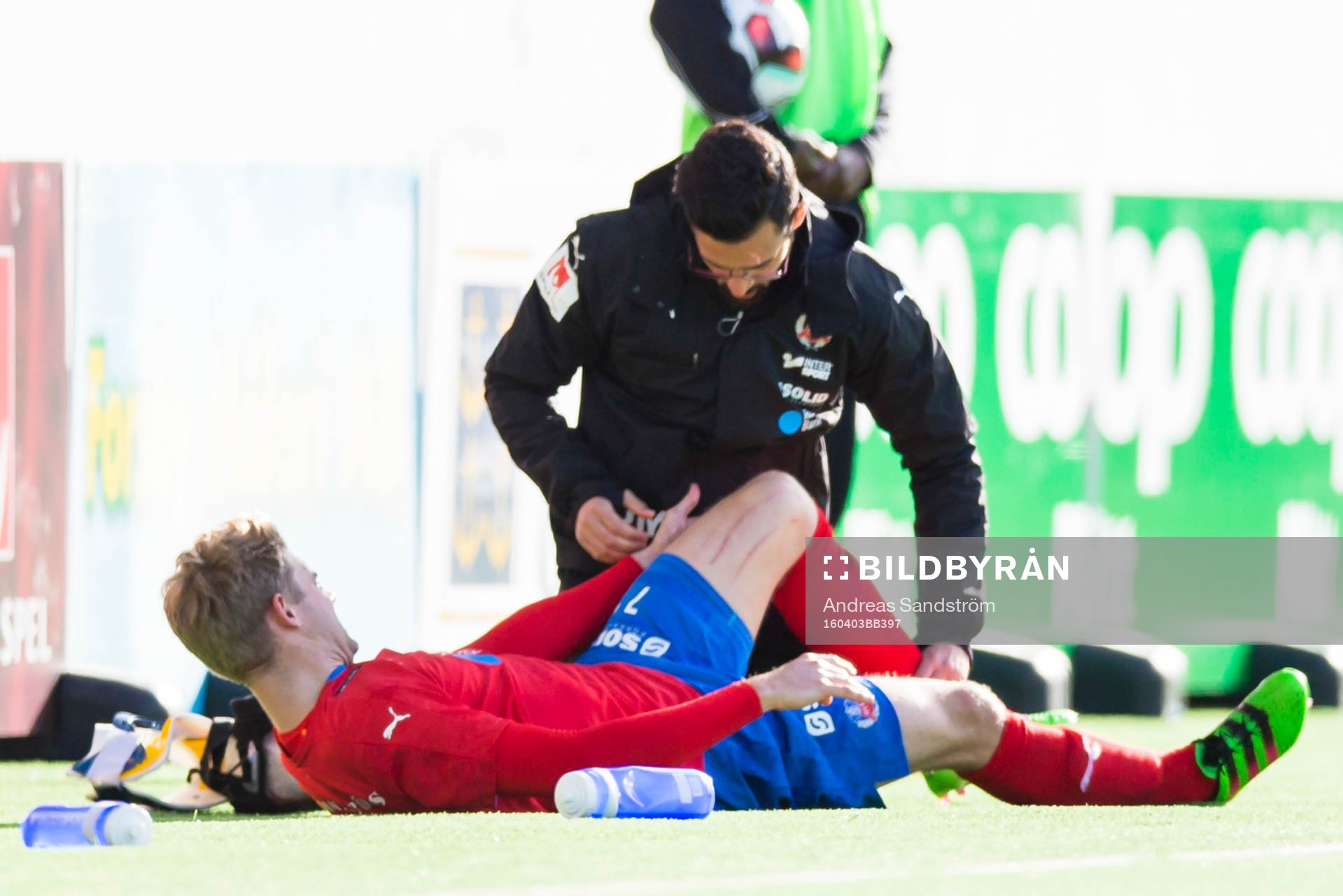 Helsingborgs Viktor Ljung tas om hand av sjukvårdare