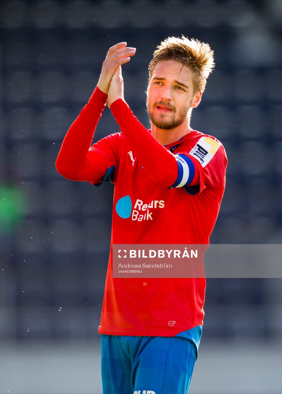 Helsingborgs Johan Mårtensson tackar de tillresta supportrarna efter fotbollsmatchen i Allsvenskan mellan Gefle och Helsingborg den 3 April 2016 i Gävle.