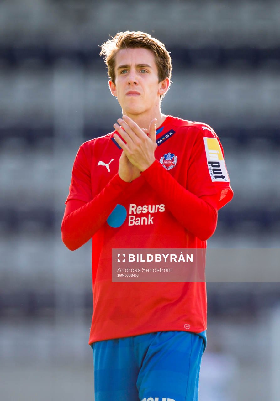 Helsingborgs Adam Eriksson tackar de tillresta supportrarna efter fotbollsmatchen i Allsvenskan mellan Gefle och Helsingborg den 3 April 2016 i Gävle.