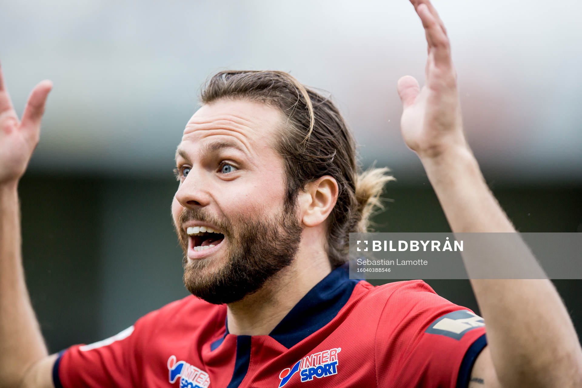 Örgrytes Hampus Bohman reagerar på ett domslut