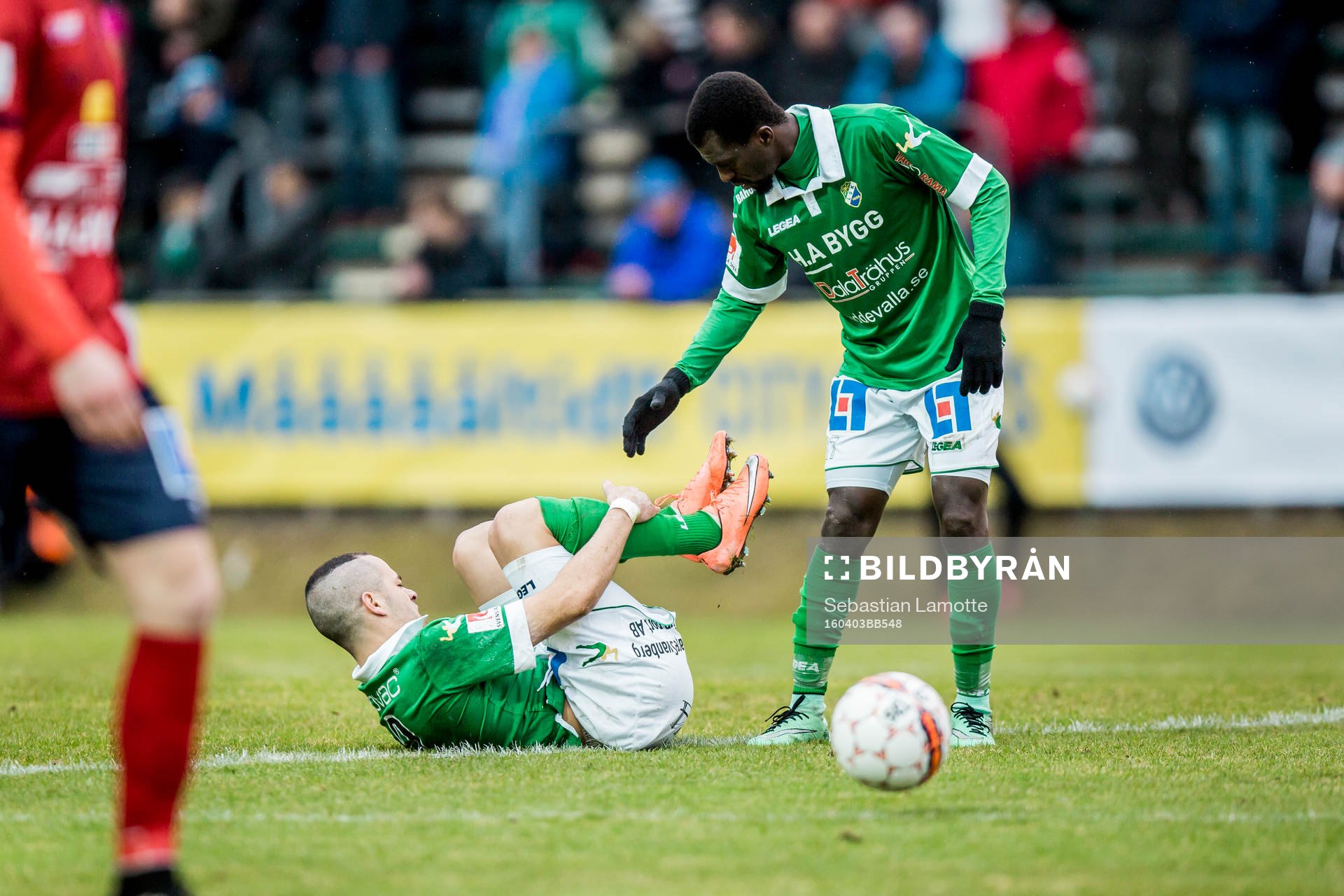 Ljungskiles Yussif Chibsah hjälper Ahmed El-Amrani