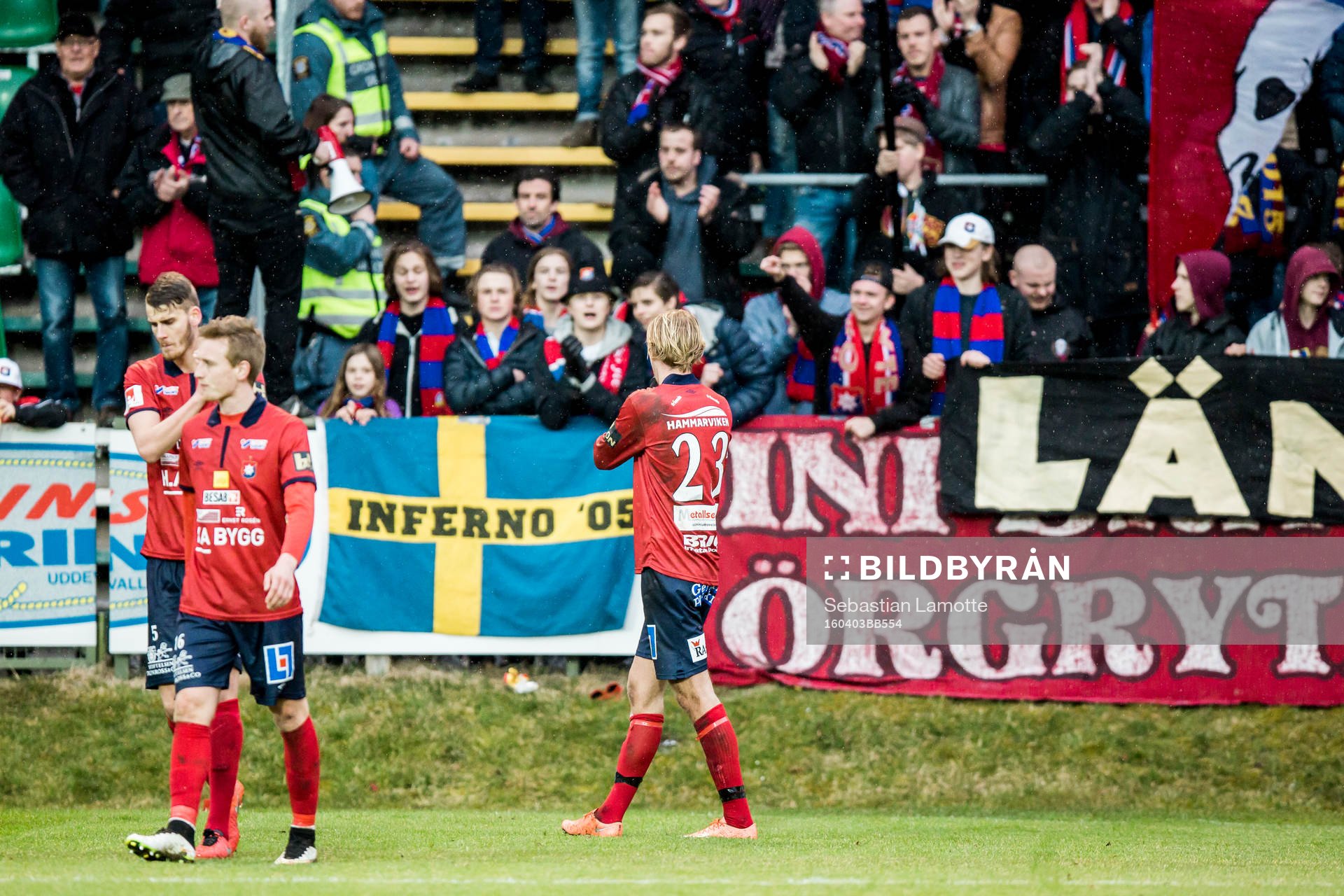 Örgrytes spelare tackar sin klack efter fotbollsmatchen i Superettan mellan Ljungskile och Örgryte den 3 april 2016 i Ljungskile.