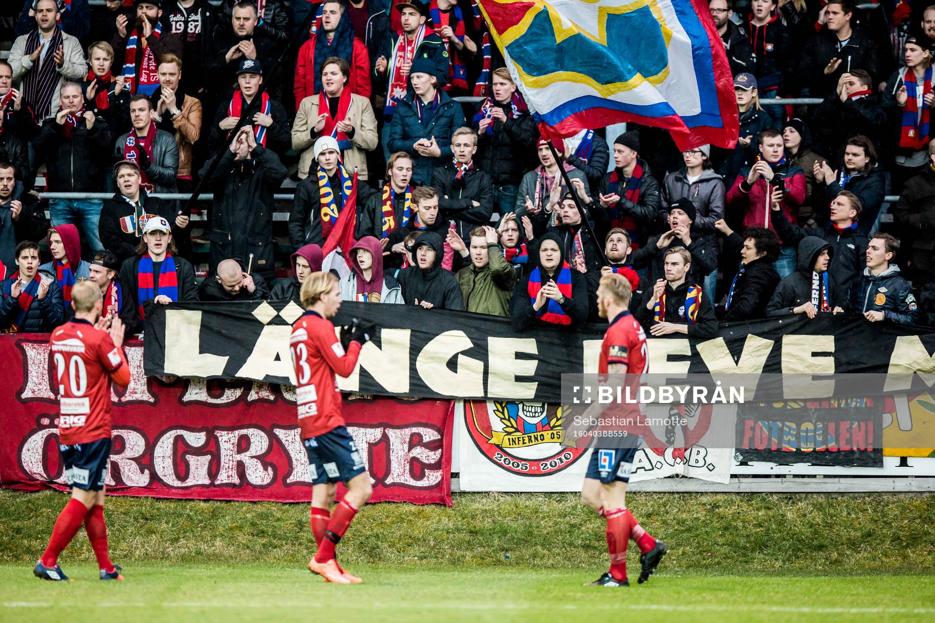 Örgrytes spelare tackar sin klack efter fotbollsmatchen i Superettan mellan Ljungskile och Örgryte den 3 april 2016 i Ljungskile.