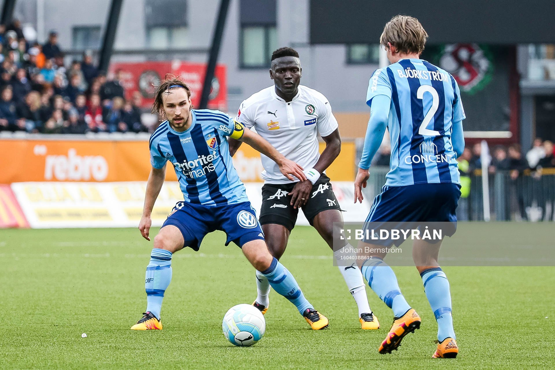 Örebros Alhassan Kamara och Djurgårdens Kevin Walker