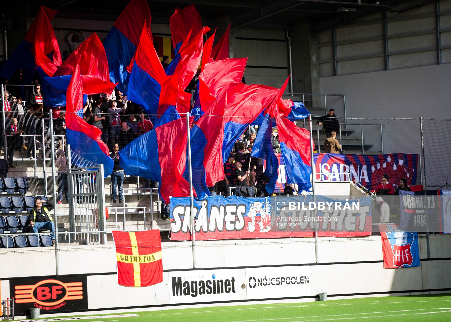 Helsingborgs supportar med flaggor