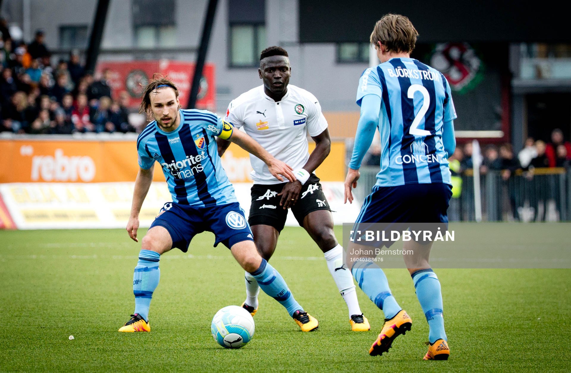 Djurgårdens Kevin Walker och Örebros Alhassan Kamara