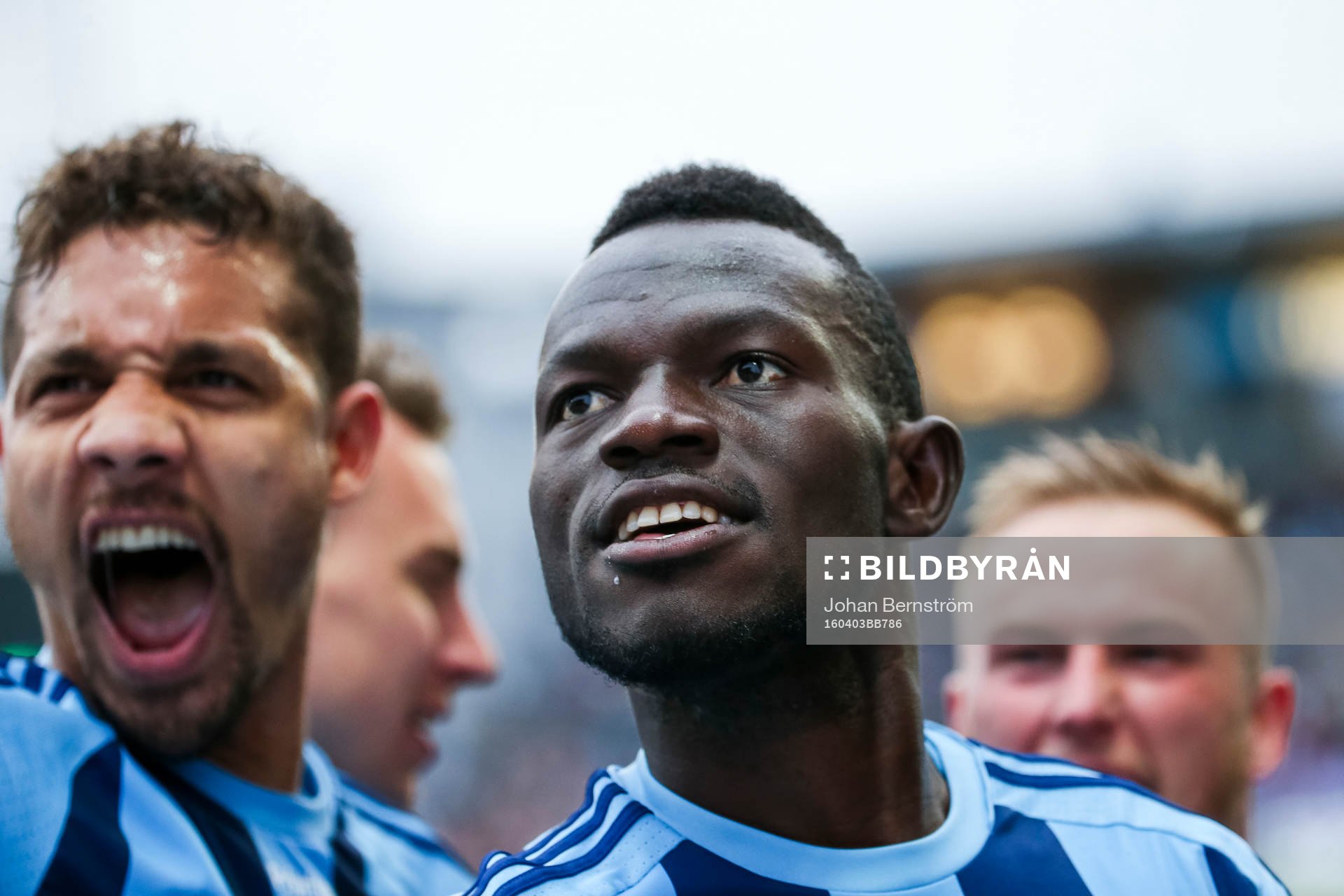 Djurgårdens Mathias Ranegie och Omar Colley jublar