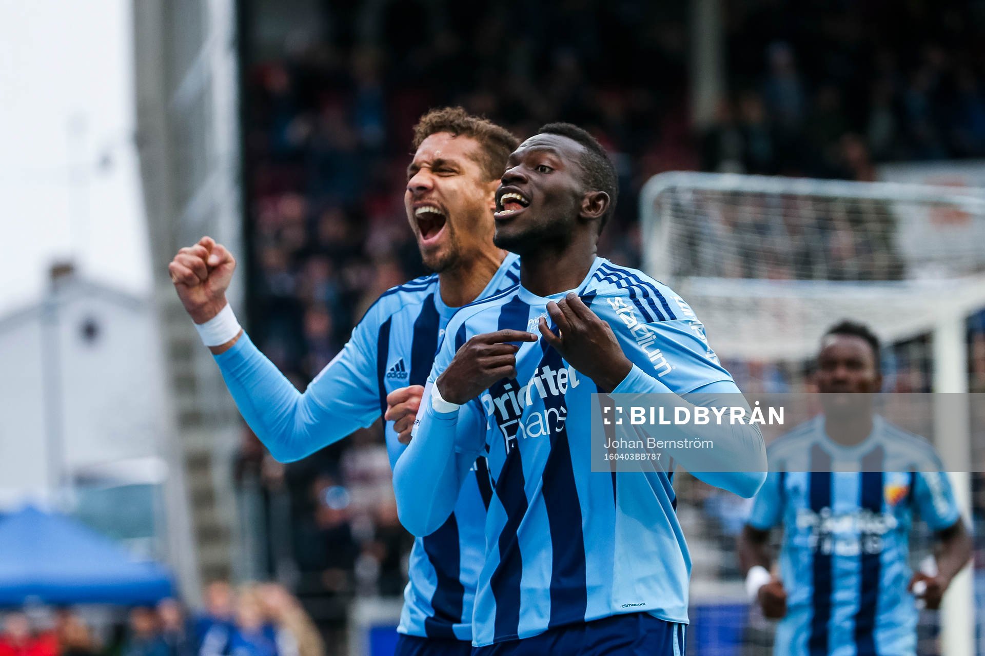 Djurgårdens Mathias Ranegie och Omar Colley jublar efter 0-2 under fotbollsmatchen i Allsvenskan mellan Örebro och Djurgården den 3 april 2016 i Örebro.