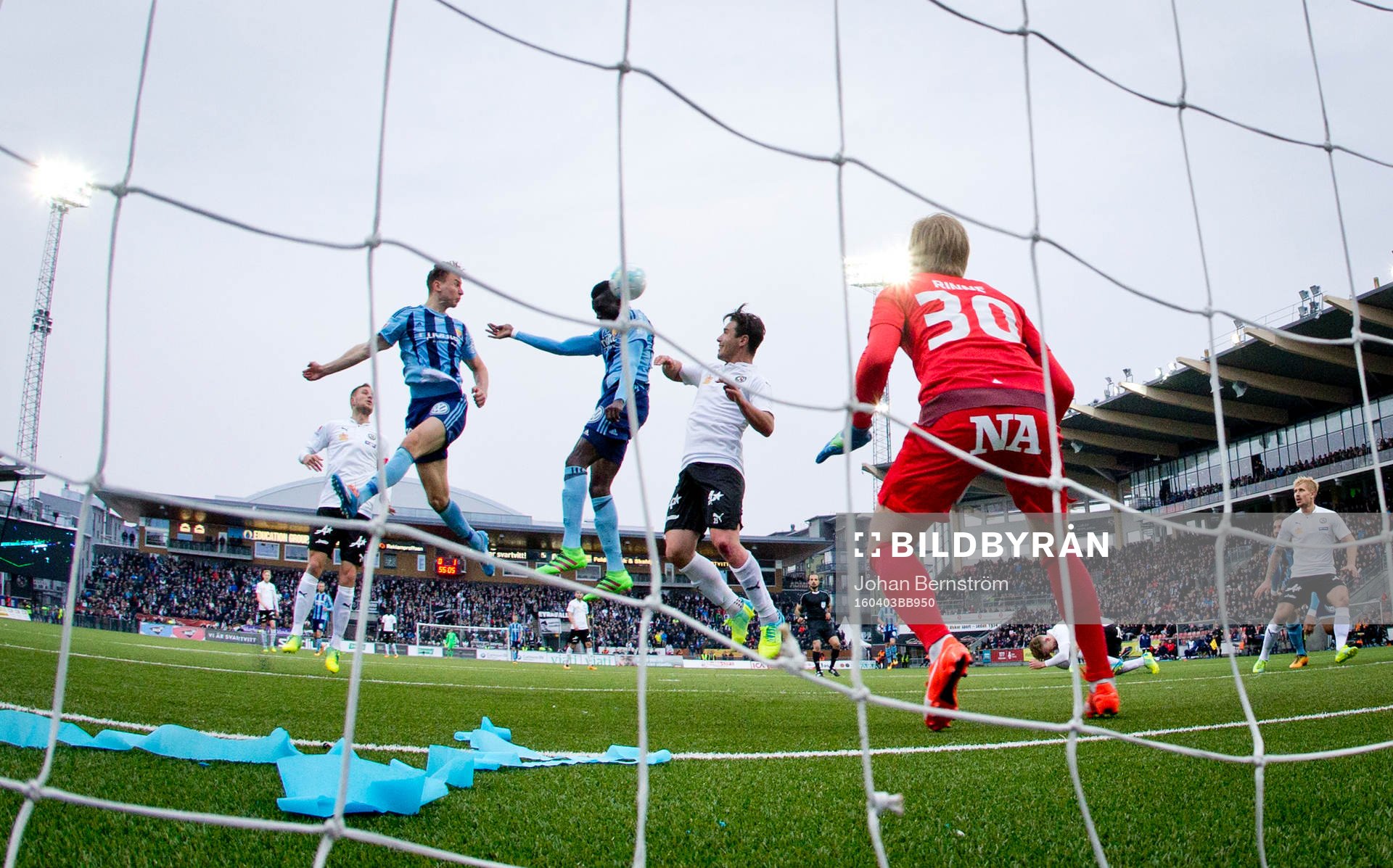 Djurgårdens Omar Colley nickar in 0-2 på Örebros
