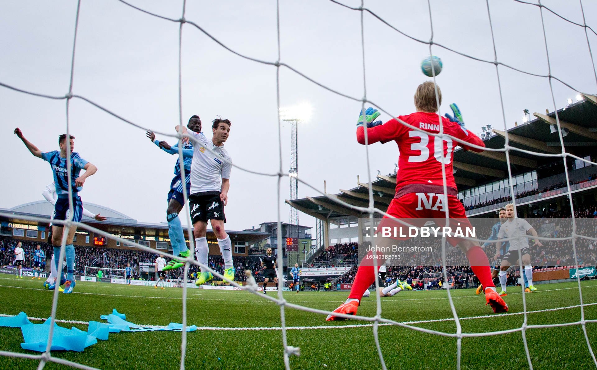 Djurgårdens Omar Colley nickar in 0-2 på Örebros målvakt Jacob Rinne under fotbollsmatchen i Allsvenskan mellan Örebro och Djurgården den 3 april 2016 i Örebro.