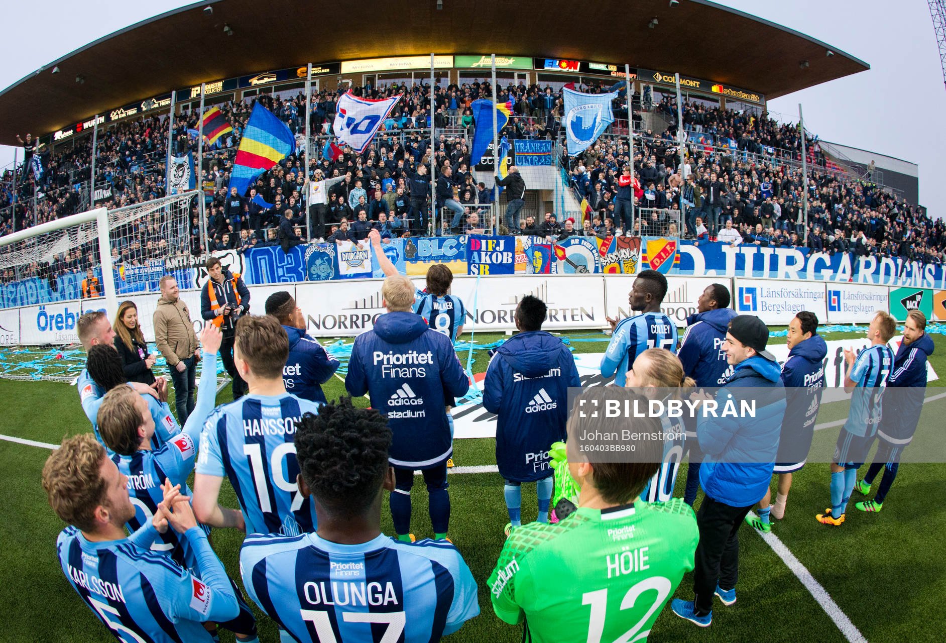 Djurgårdens Kevin Walker firar framför fansen
