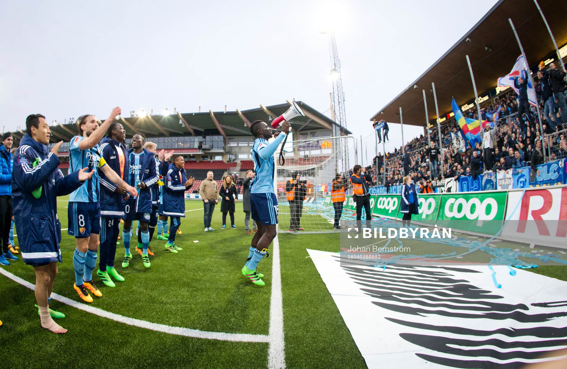 Djurgårdens Omar Colley firar framför fansen