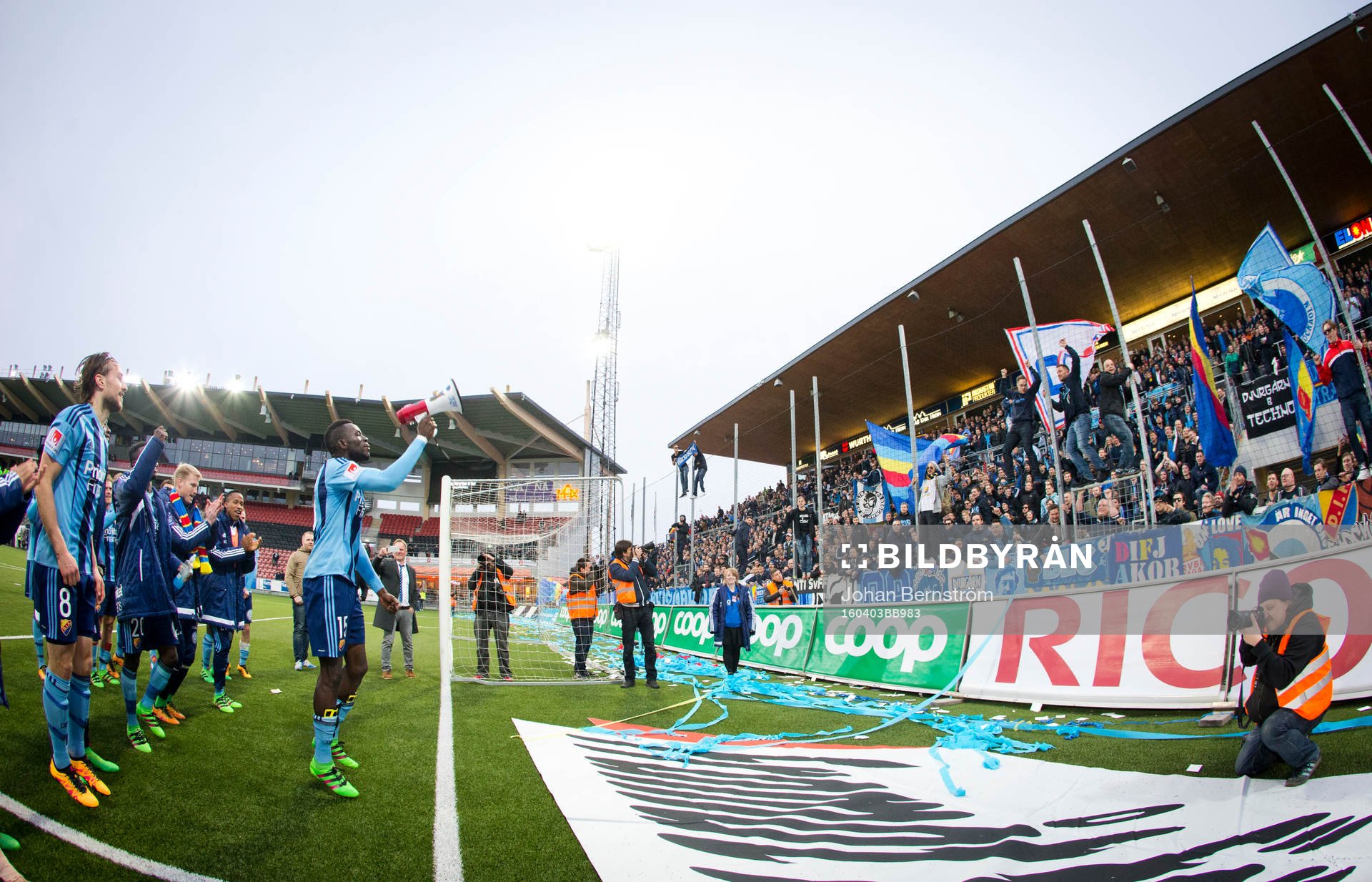 Djurgårdens Omar Colley firar framför fansen