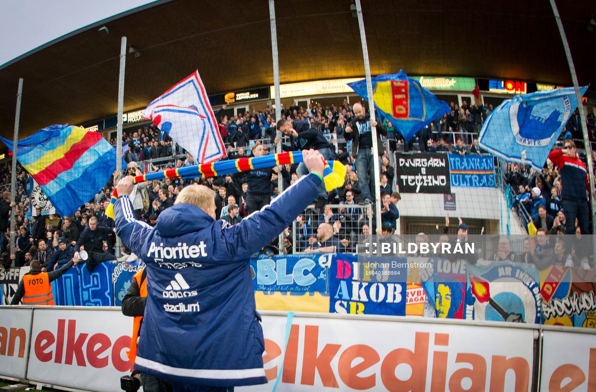 Djurgårdens målvakt Hampus Nilsson firar framför fansen