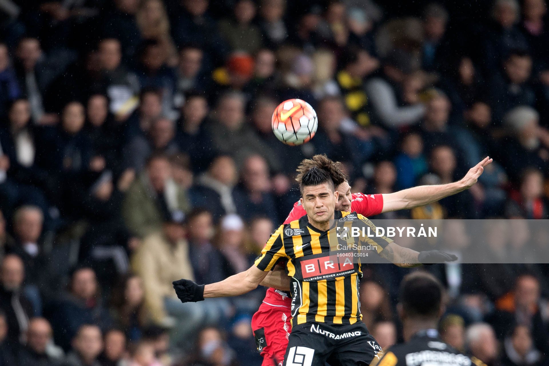 Häckens Paulo de Oliveira i nickduell med Elfsborgs Jesper