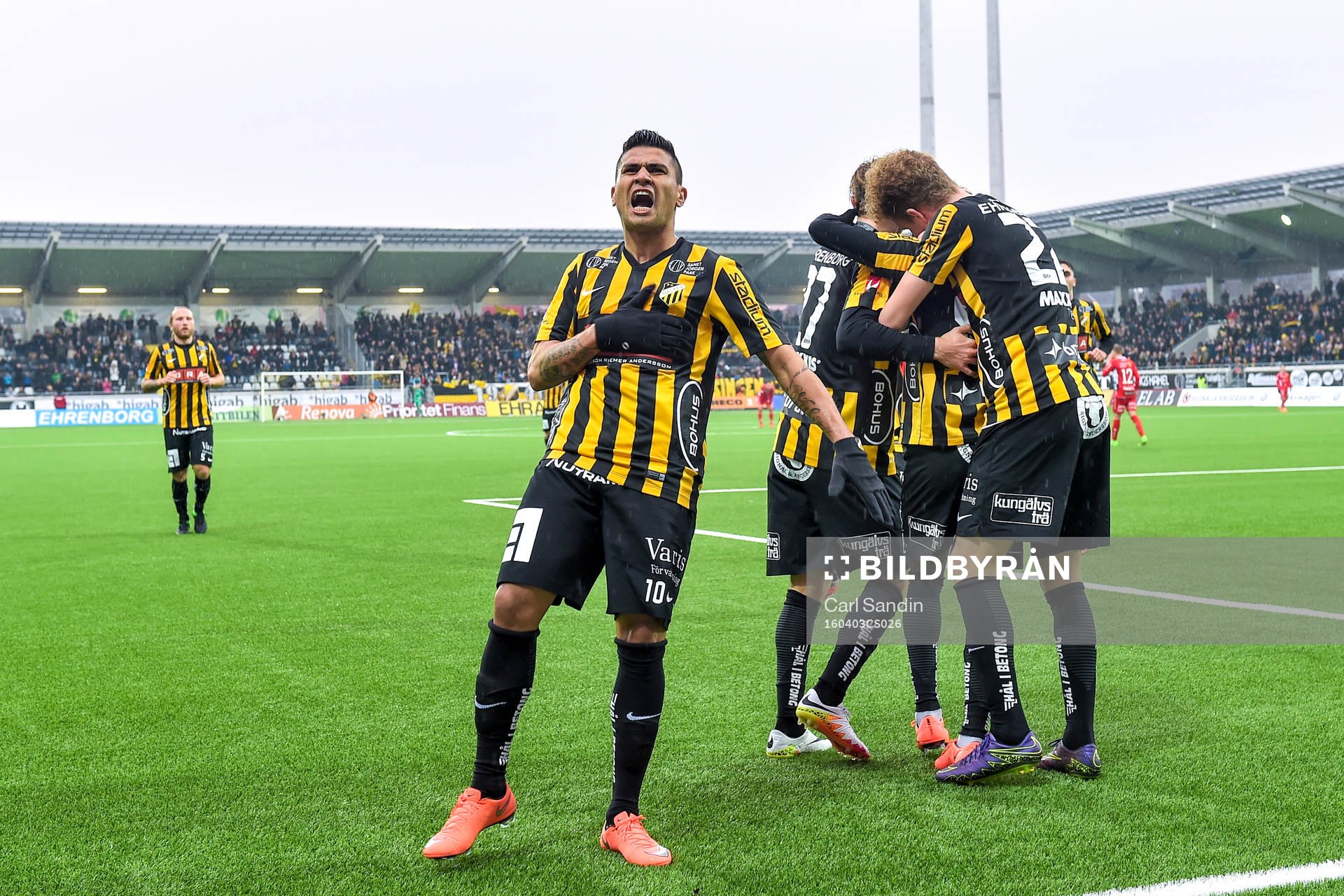 Häckens Paulo de Oliveira jublar efter 2-0 av Nasiru Mohammed under fotbollsmatchen i Allsvenskan mellan Häcken och Elfsborg den 3 april 2016 i Göteborg.