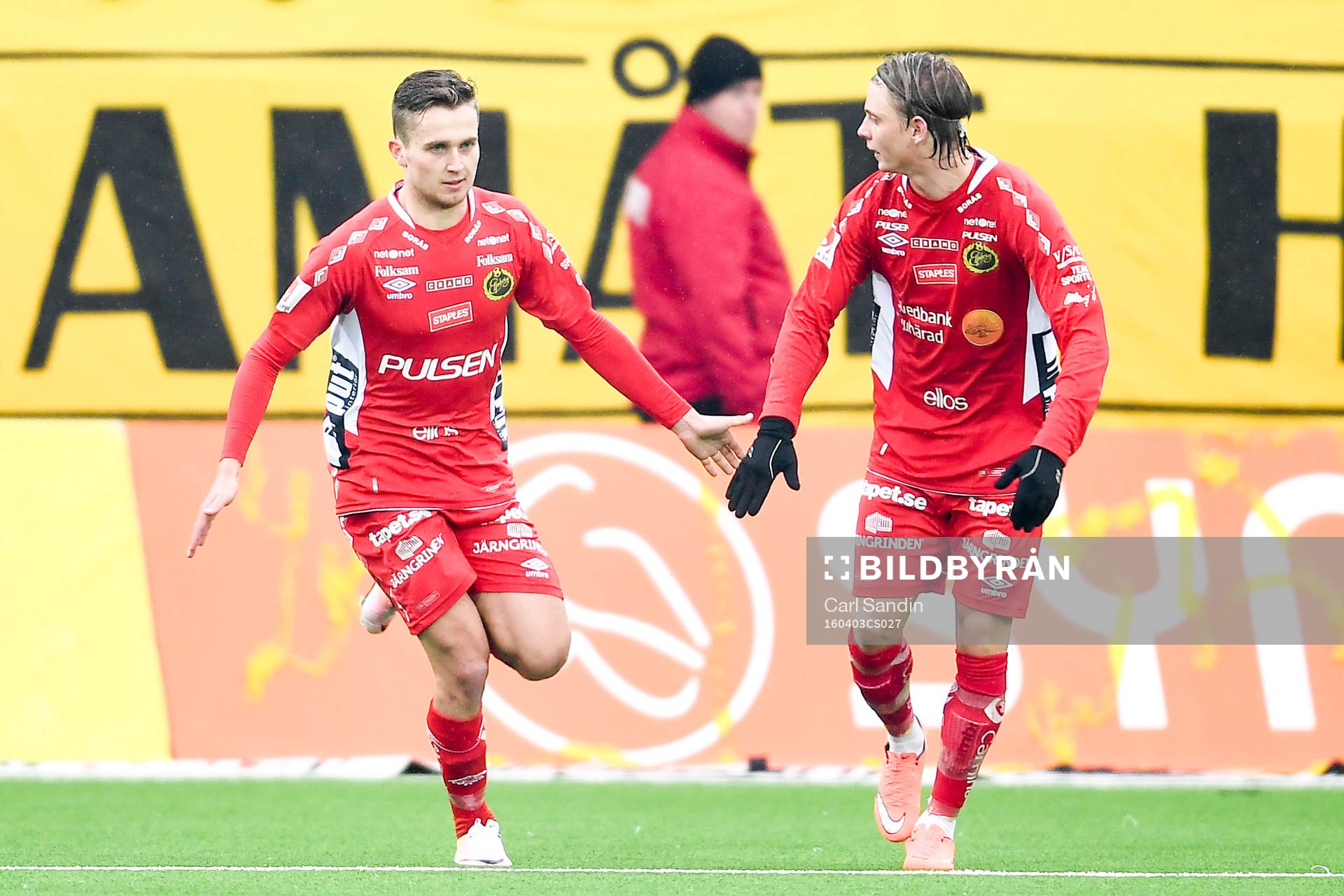 Elfsborgs Adam Lundqvist och Simon Hedlund jublar efter reduceringen 2-1 under fotbollsmatchen i Allsvenskan mellan Häcken och Elfsborg den 3 april 2016 i Göteborg.