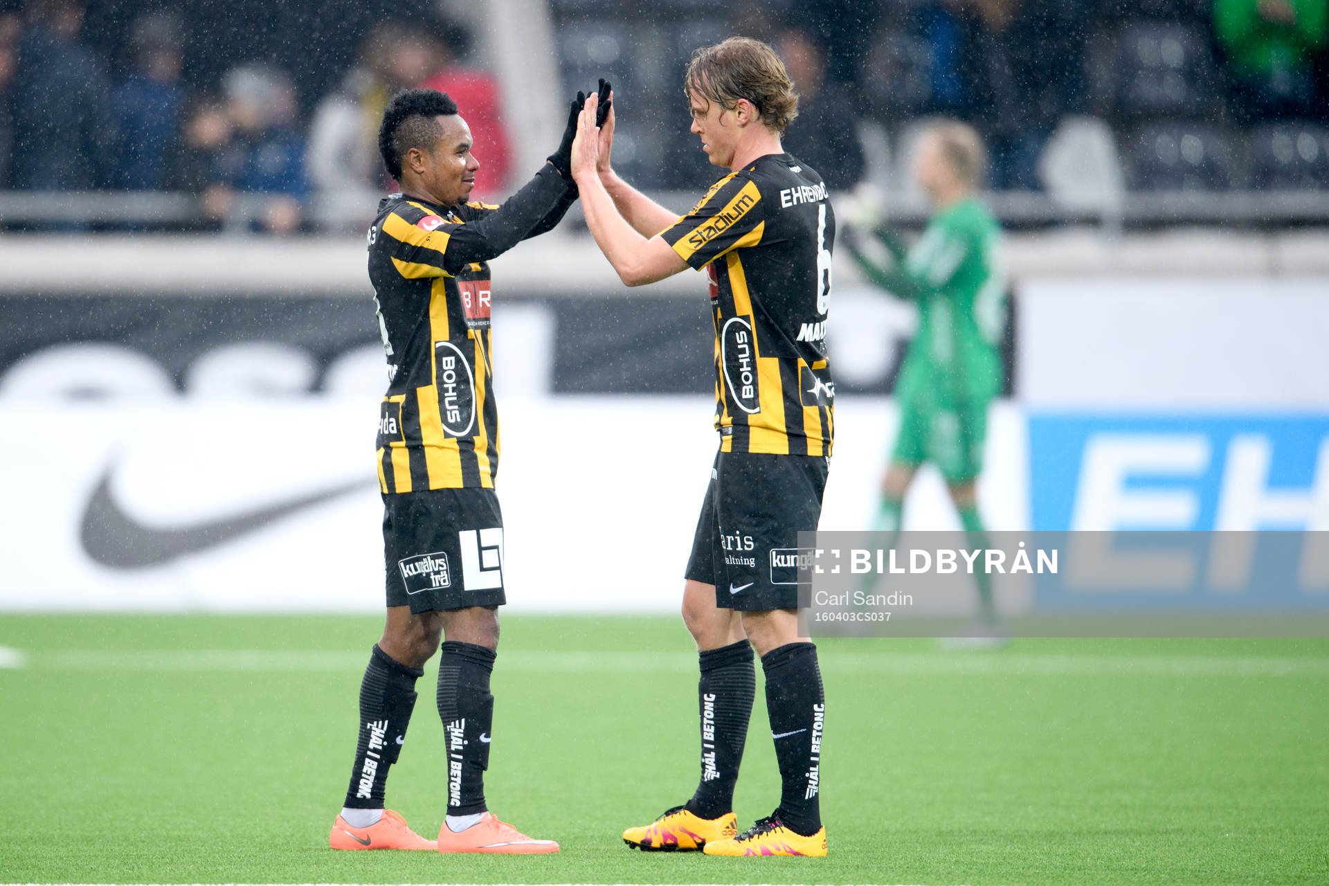 Häckens Nasiru Mohammed och Rasmus Schuller jublar efter fotbollsmatchen i Allsvenskan mellan Häcken och Elfsborg den 3 april 2016 i Göteborg.