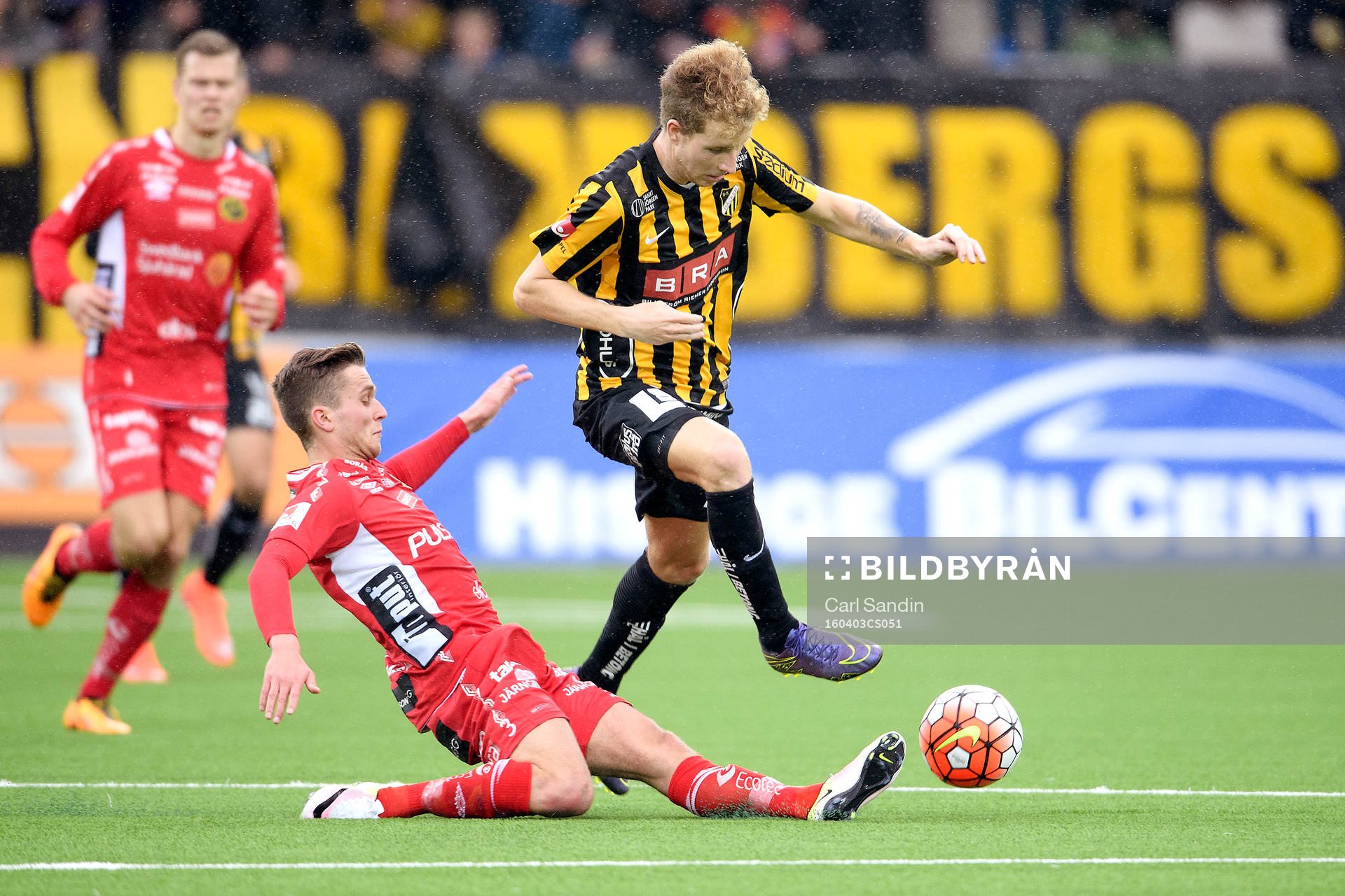 Elfsborgs Adam Lundqvist i närkamp med Häckens Samuel Gustafson under fotbollsmatchen i Allsvenskan mellan Häcken och Elfsborg den 3 april 2016 i Göteborg.
