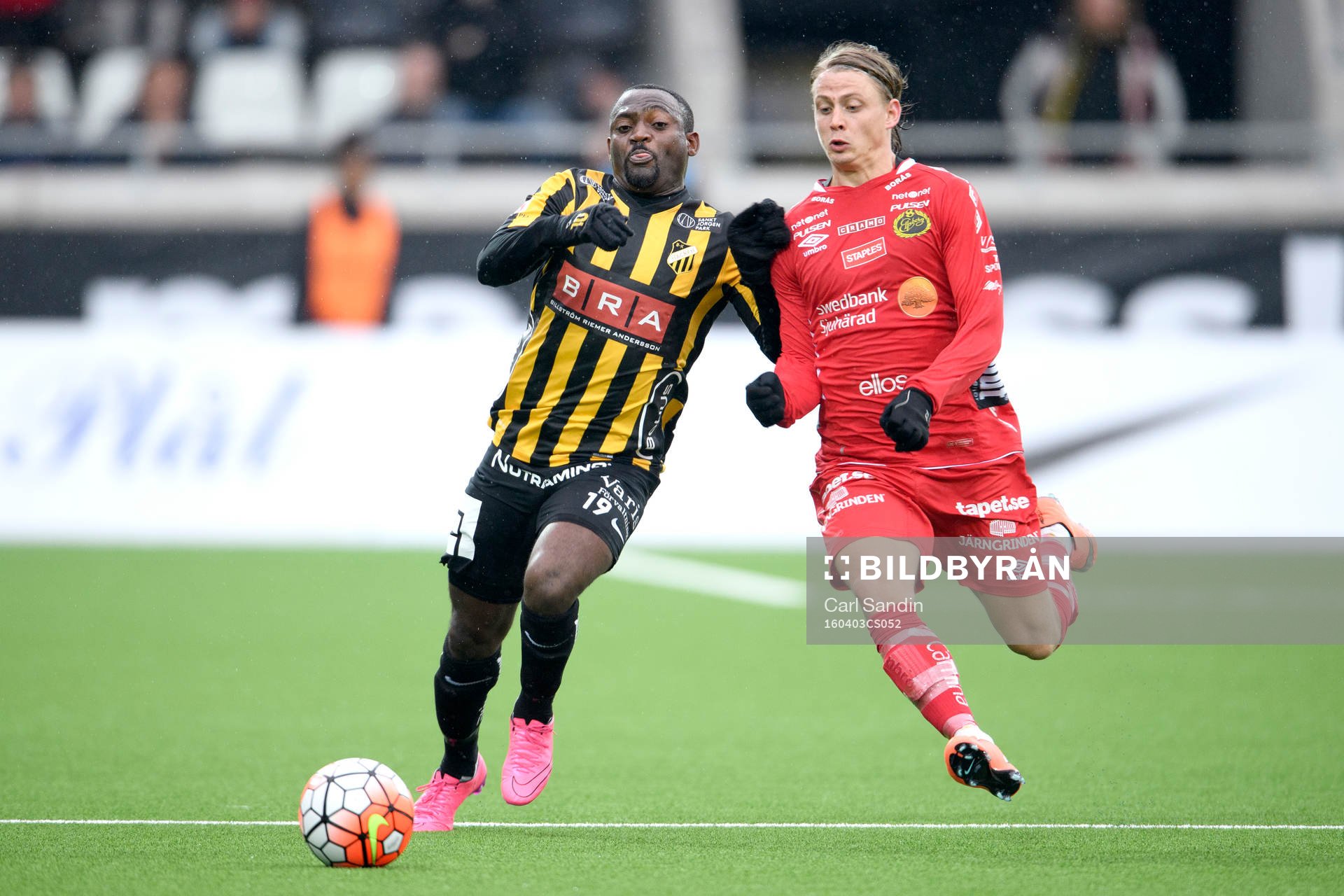 Häckens John Owoeri i närkamp med Elfsborgs Simon Hedlund under fotbollsmatchen i Allsvenskan mellan Häcken och Elfsborg den 3 april 2016 i Göteborg.