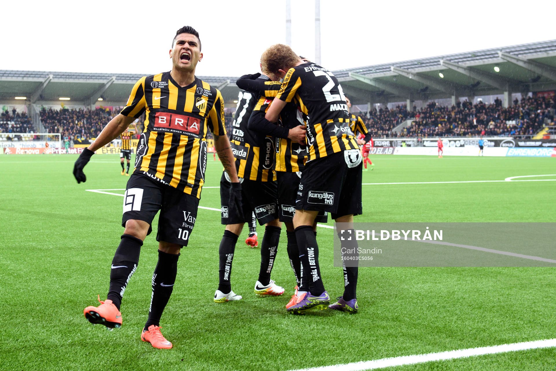 Häckens Paulo de Oliveira jublar efter att Nasiru Mohammed gjort 2-0 under fotbollsmatchen i Allsvenskan mellan Häcken och Elfsborg den 3 april 2016 i Göteborg.