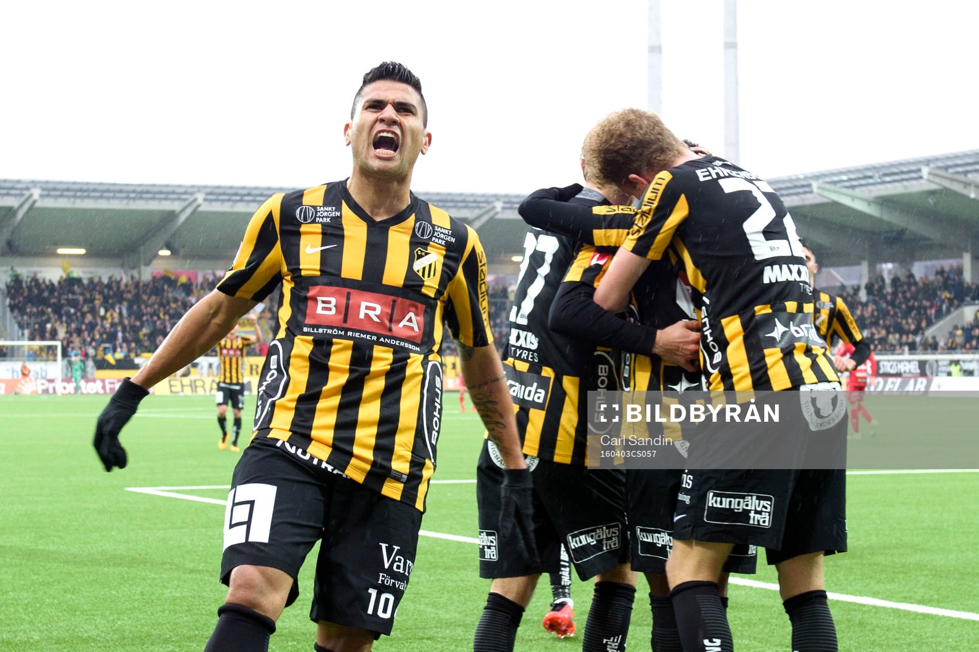Häckens Paulo de Oliveira jublar efter att Nasiru Mohammed gjort 2-0 under fotbollsmatchen i Allsvenskan mellan Häcken och Elfsborg den 3 april 2016 i Göteborg.