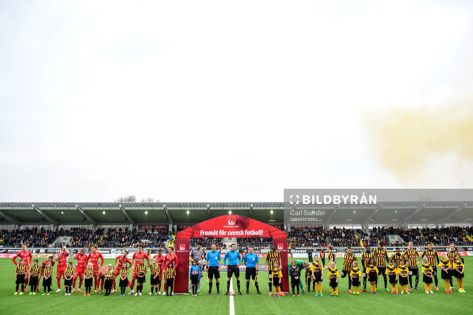 Spelarna står uppställda vid lineup innan fotbollsmatchen i Allsvenskan mellan Häcken och Elfsborg den 3 april 2016 i Göteborg.