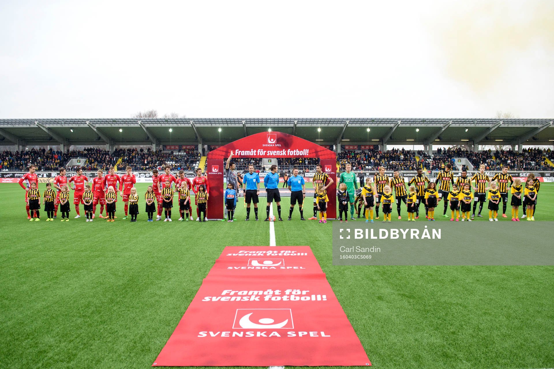 Spelarna står uppställda vid lineup innan fotbollsmatchen