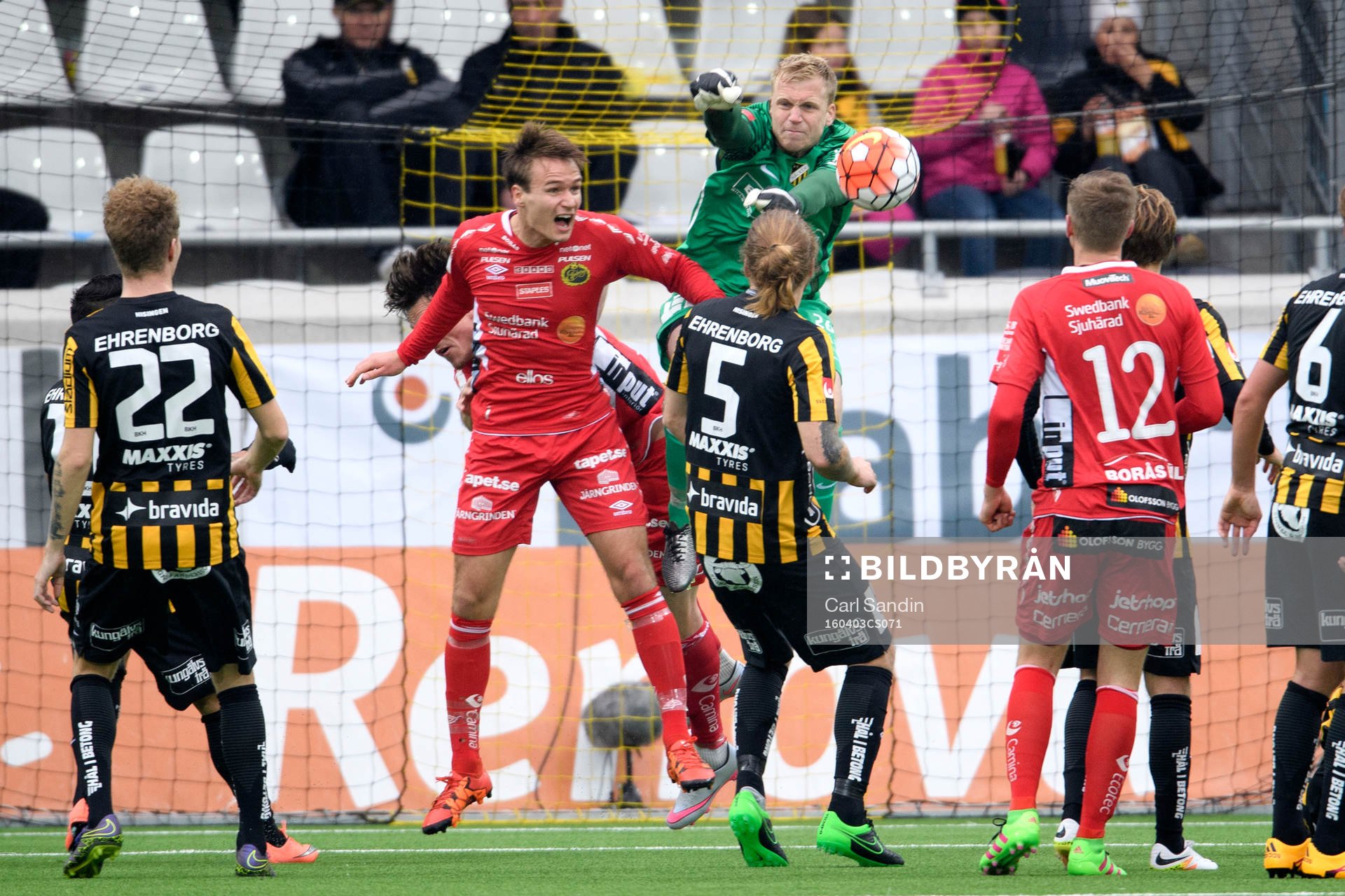 Häckens målvakt Peter Abrahamsson boxar bollen