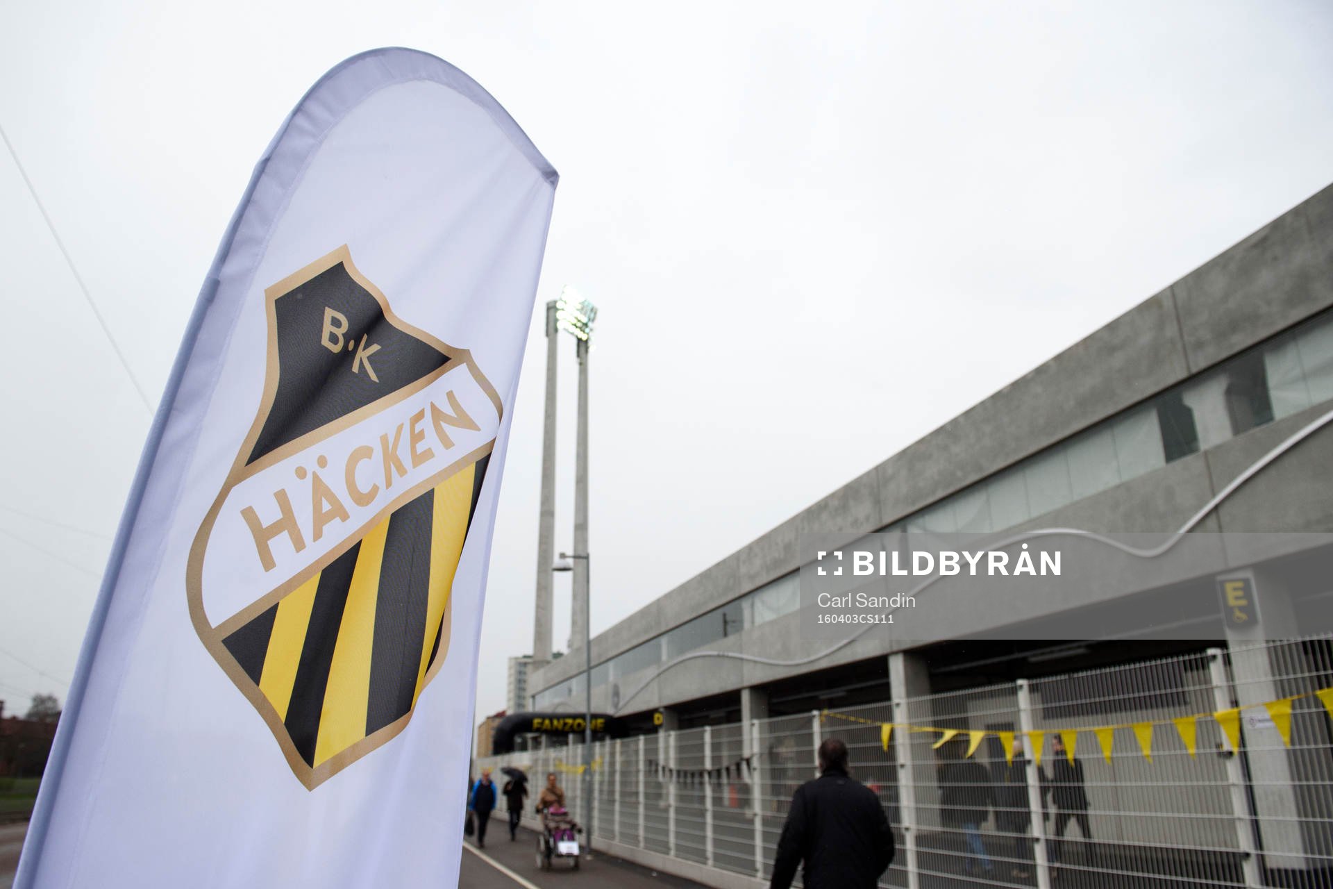 Flaggor med Häckens klubbmärke utanför arenan innan