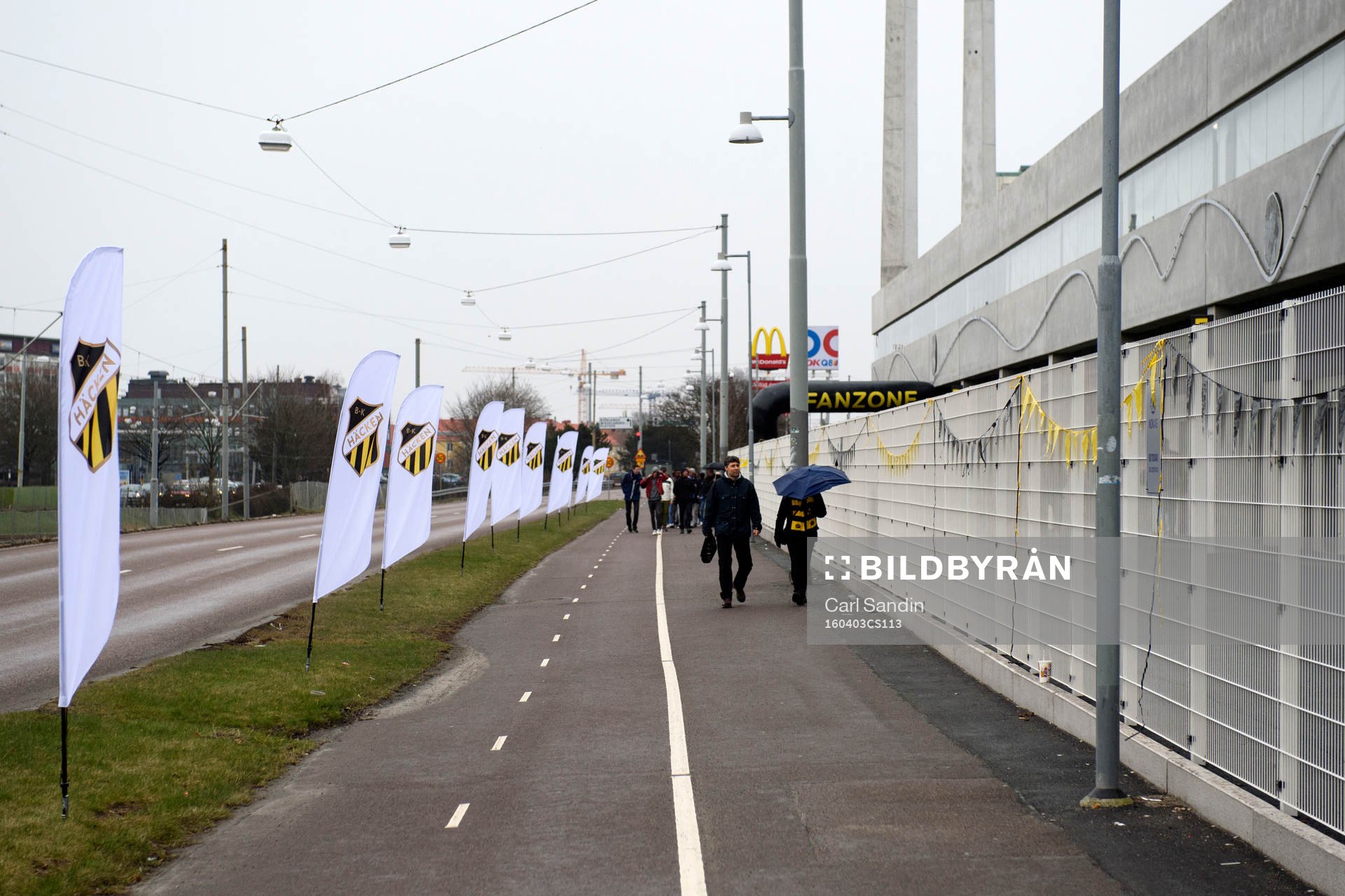 Flaggor med Häckens klubbmärke utanför arenan innan fotbollsmatchen i Allsvenskan mellan Häcken och Elfsborg den 3 april 2016 i Göteborg.