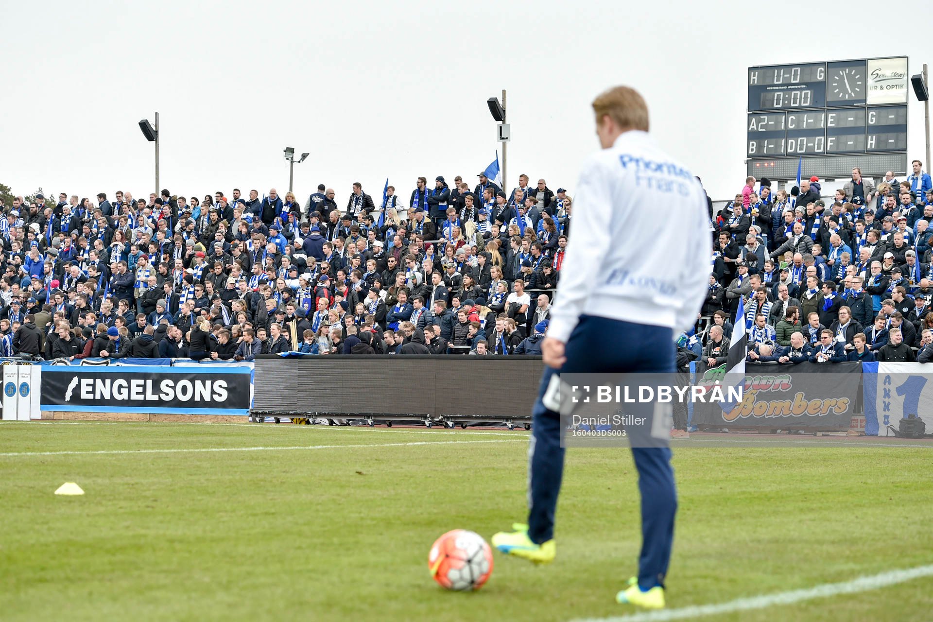 Många tillresta supportrar på läktaren före