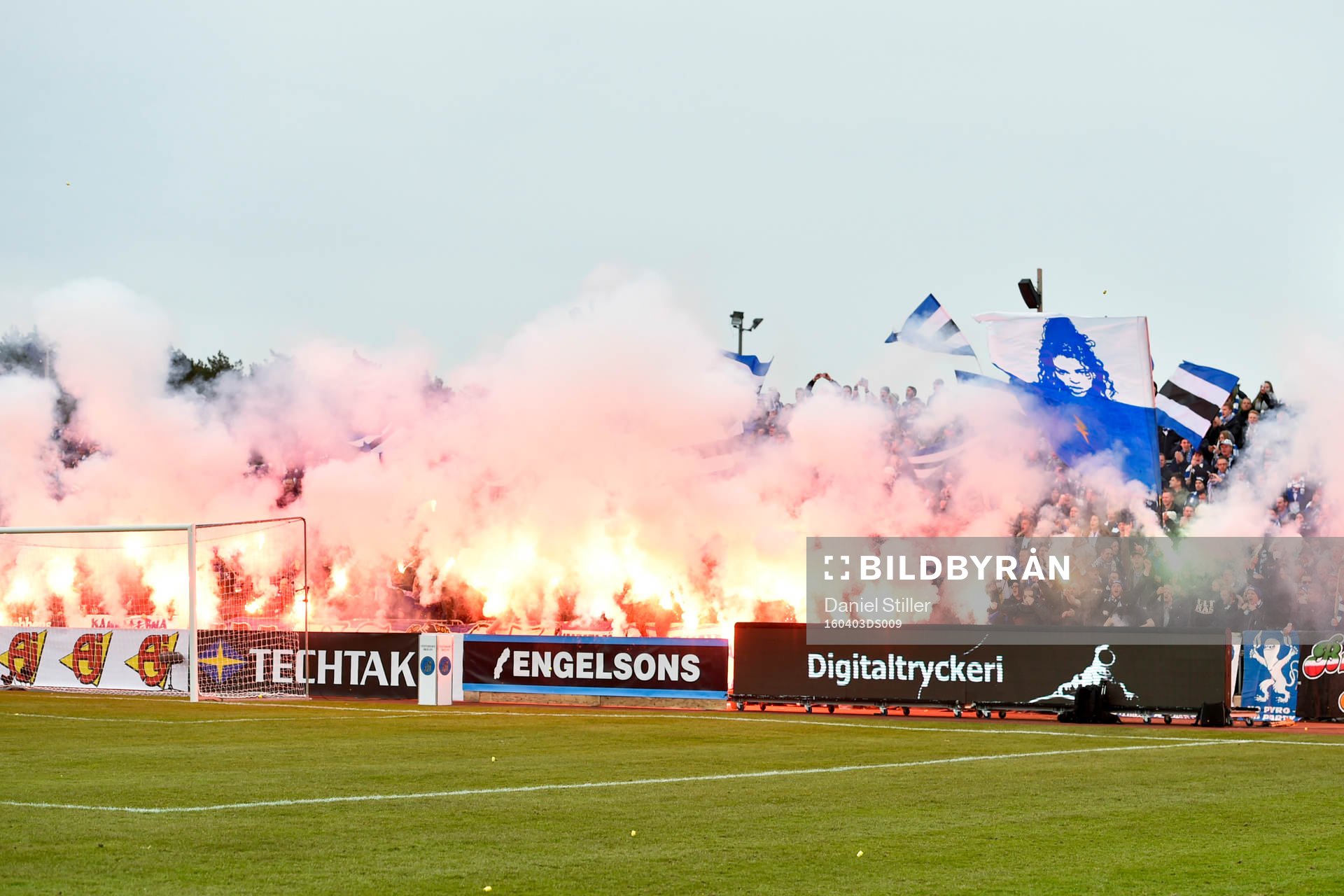 IFK Göteborgs supportrar med bengaler före