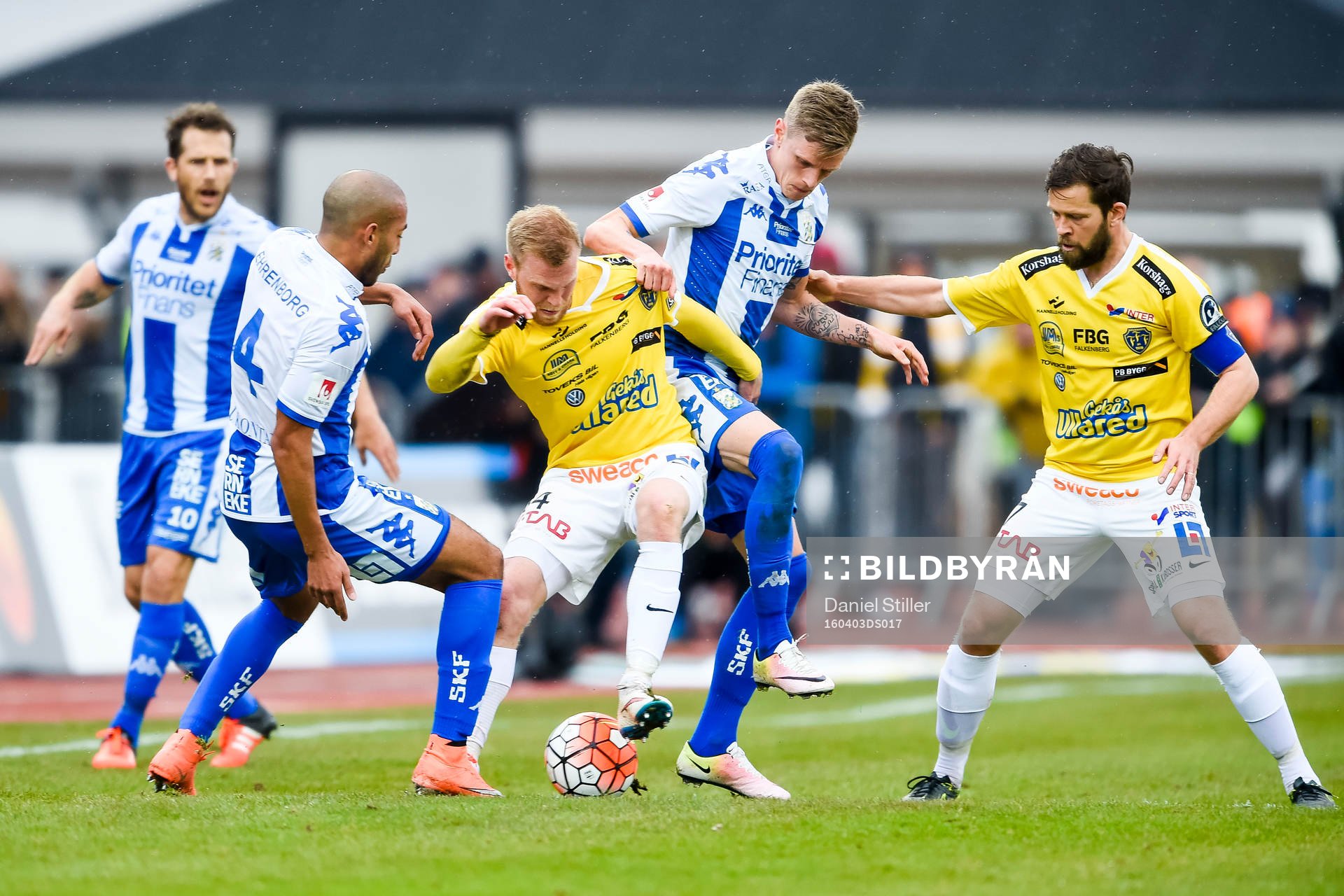 Falkenbergs Per Karlsson och David Svensson i en kamp IFK