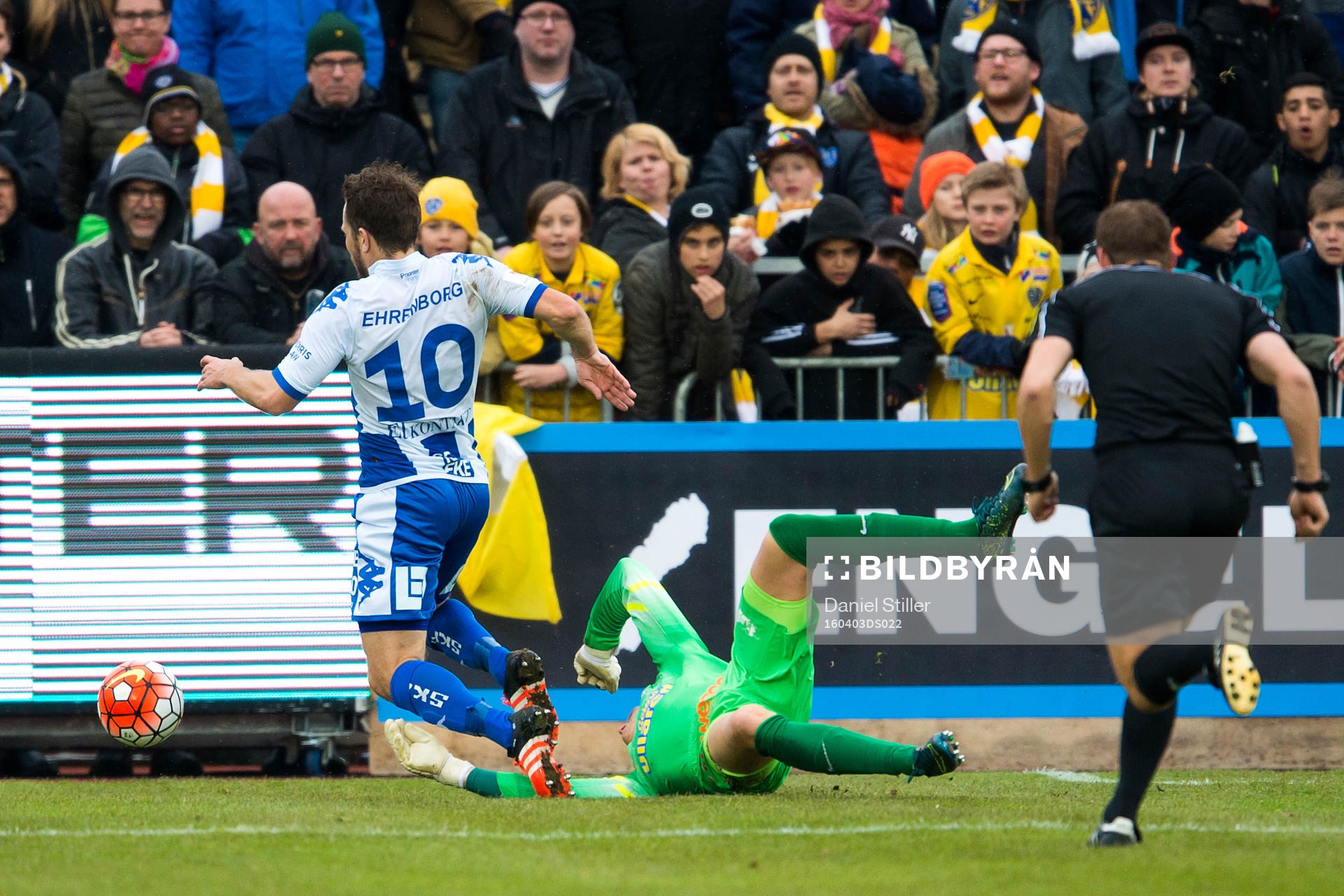 IFK Göteborgs Tobias Hysén fälls av Falkenbergs målvakt