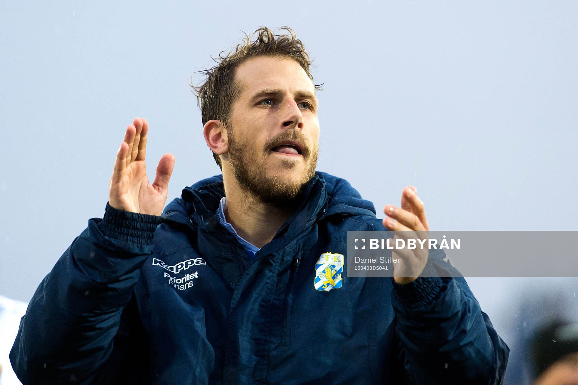 IFK Göteborgs Tobias Hysén tackar publiken efter fotbollsmatchen i Allsvenskan mellan Falkenberg och IFK Göteborg den 3 april 2016 i Falkenberg.