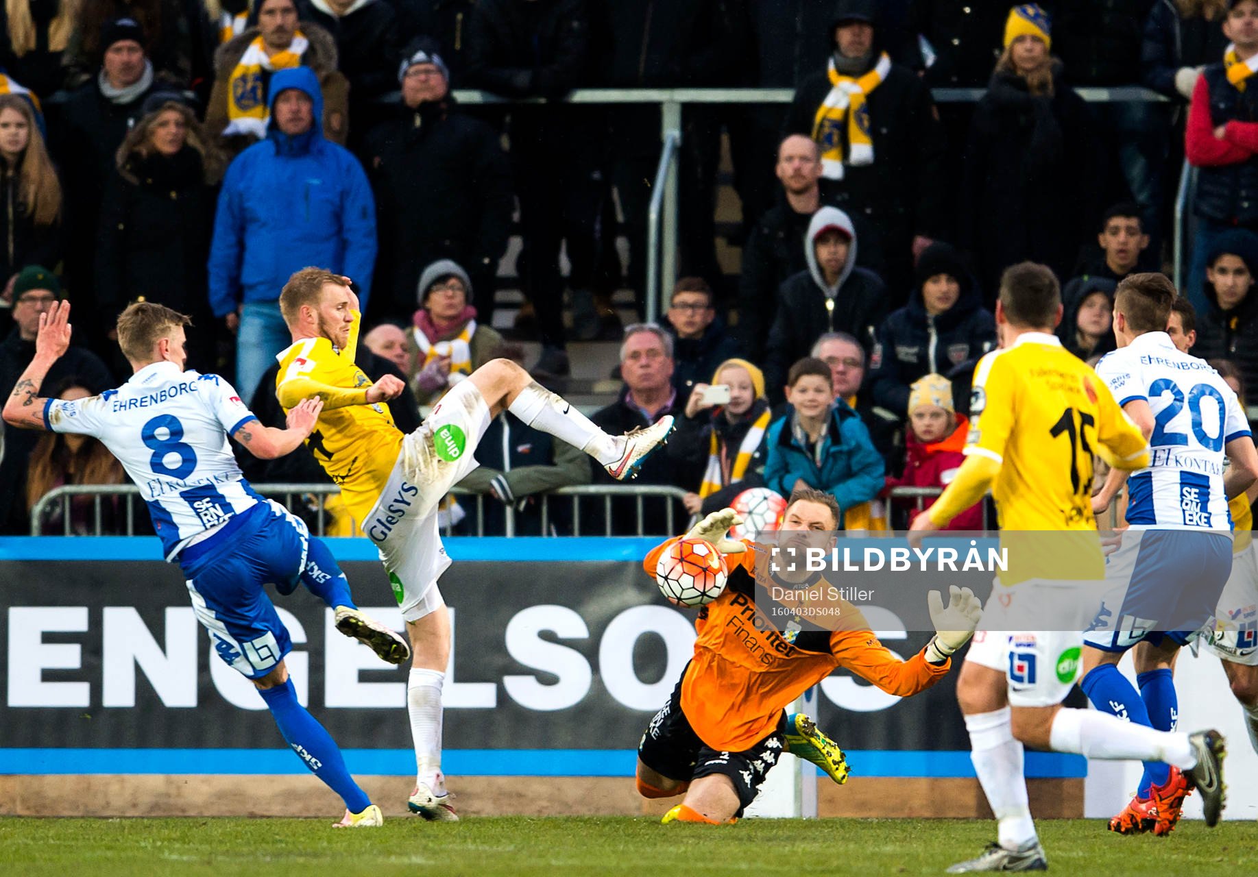 IFK Göteborgs målvakt John Alvbåge gör en räddning på