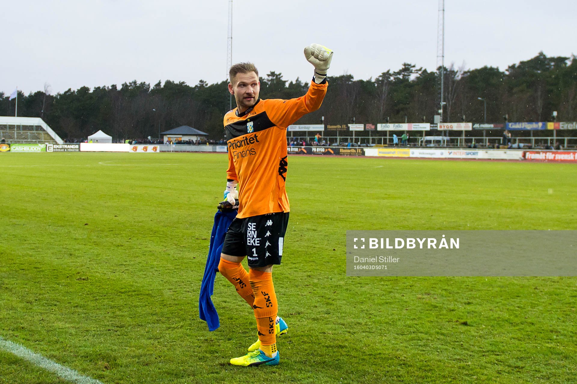 IFK Göteborgs målvakt John Alvbåge tackar publiken