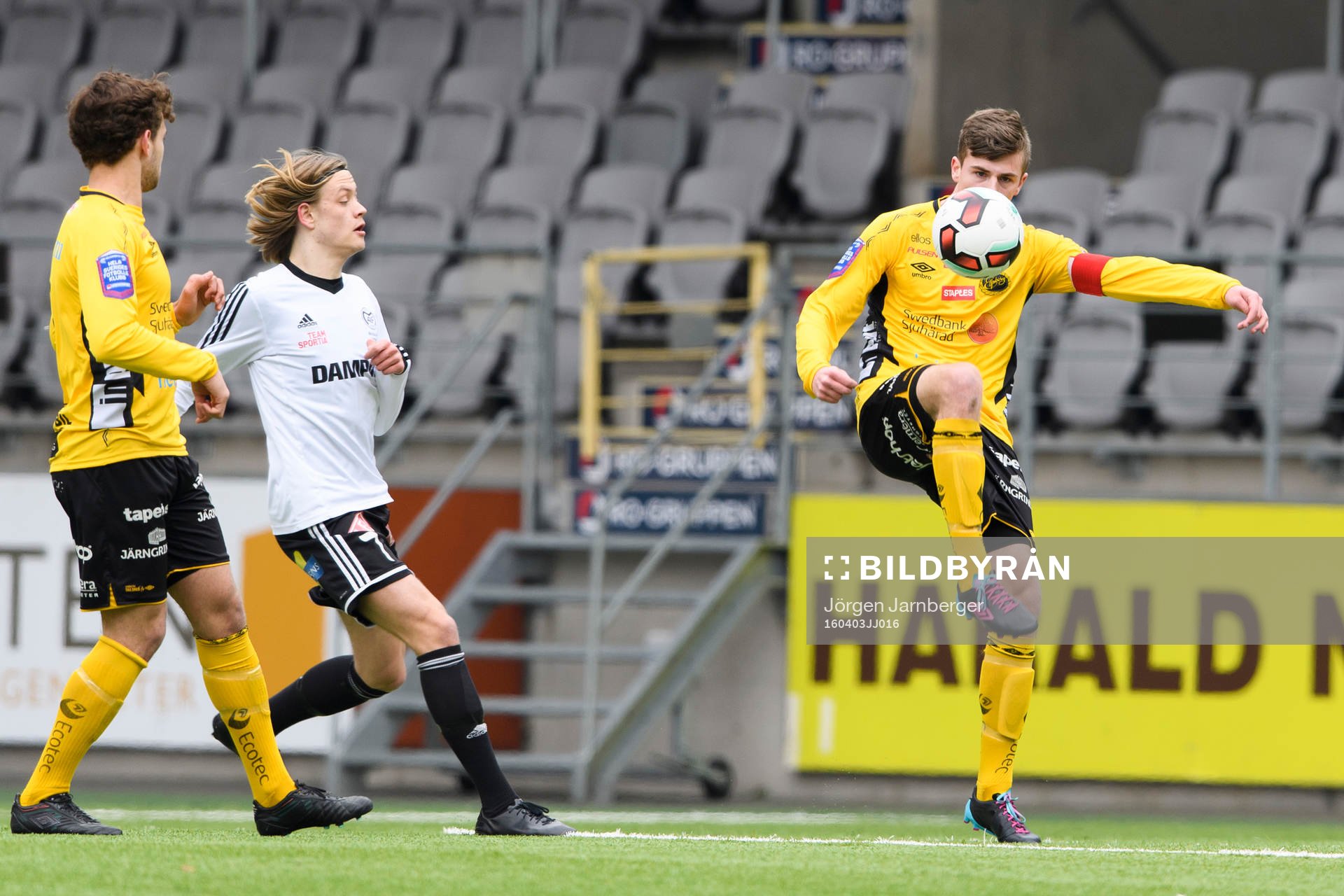 Elfsborgs Filip Schyberg skjuter undan bollen framför