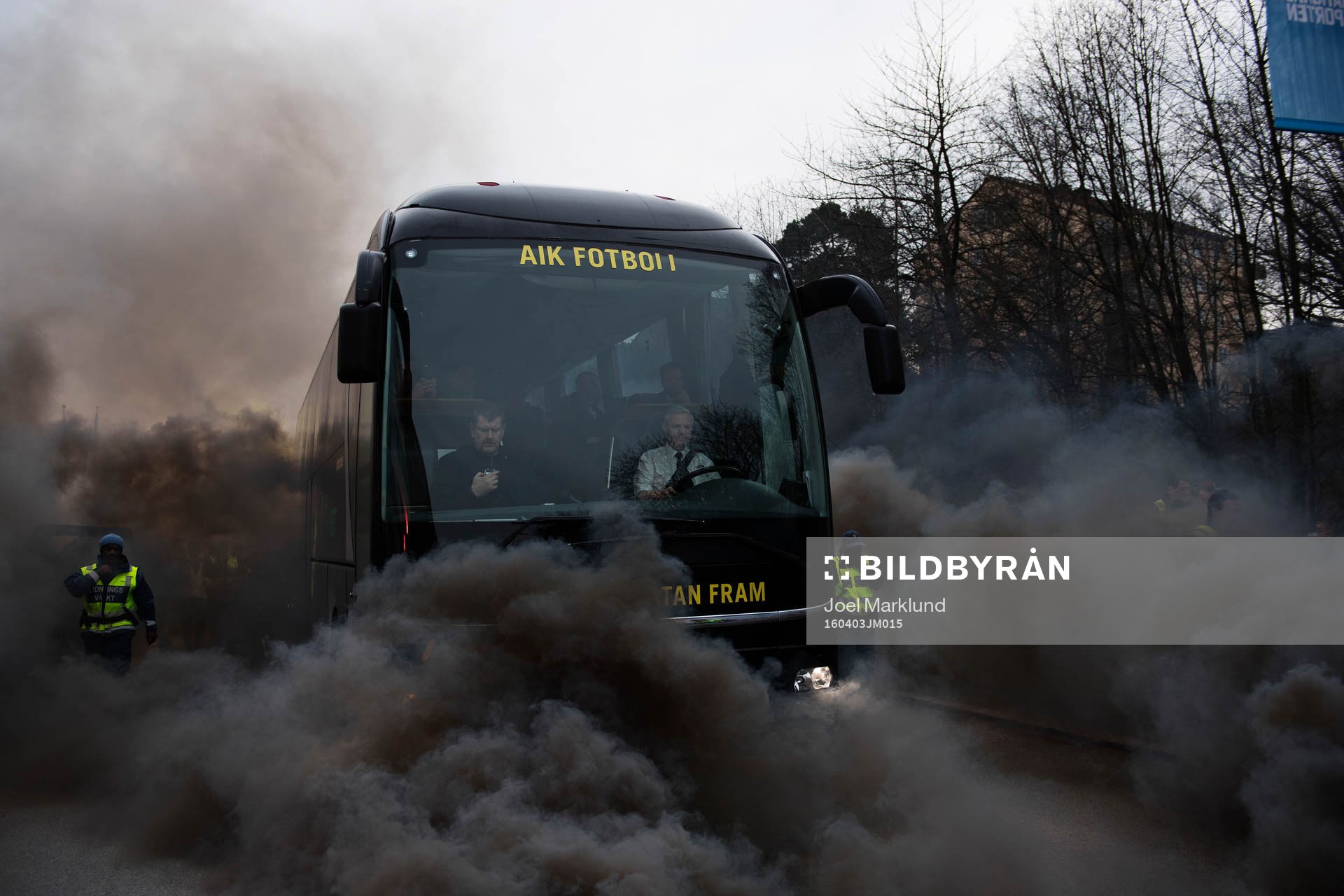 s spelarbuss anländer