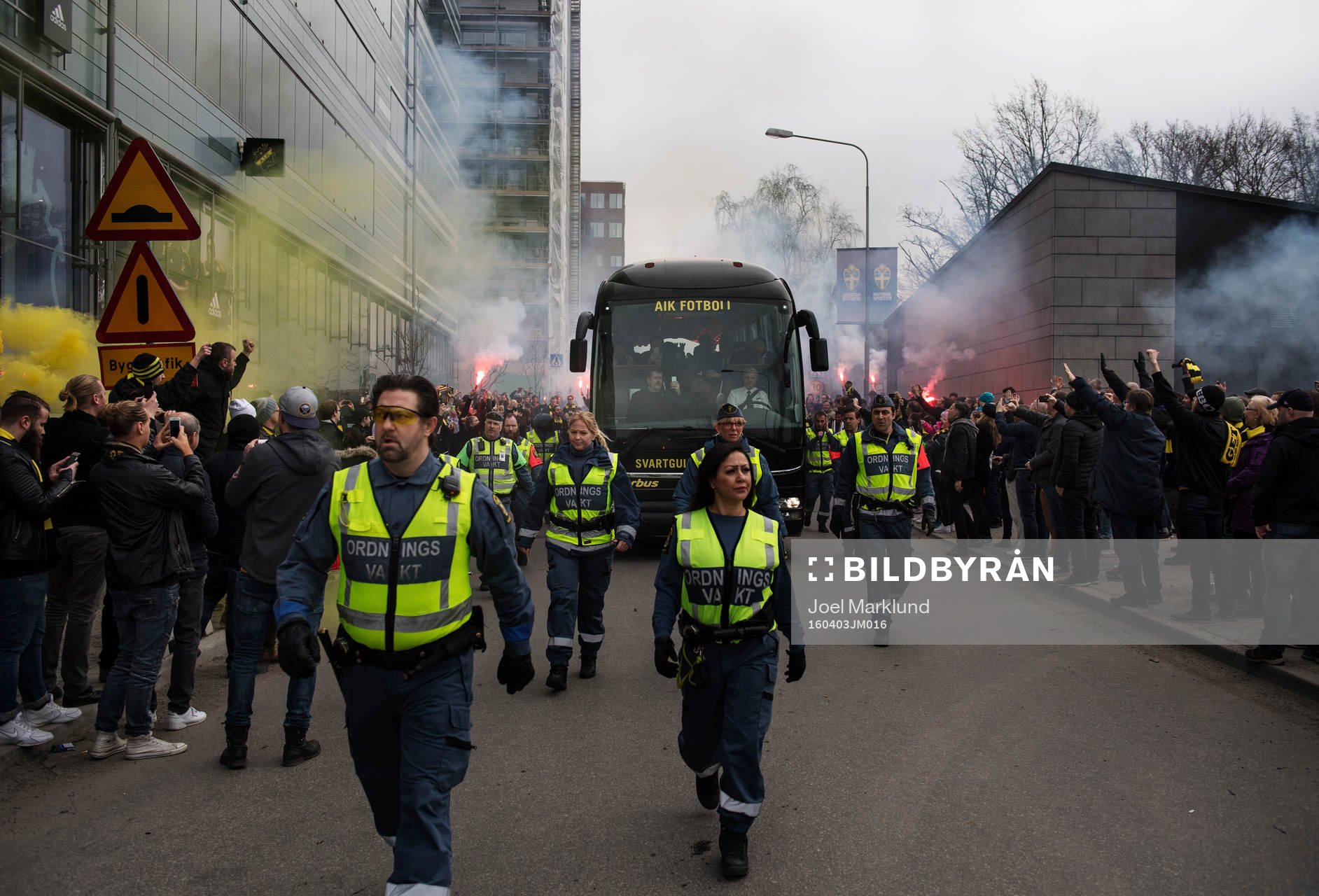 s spelarbuss anländer
