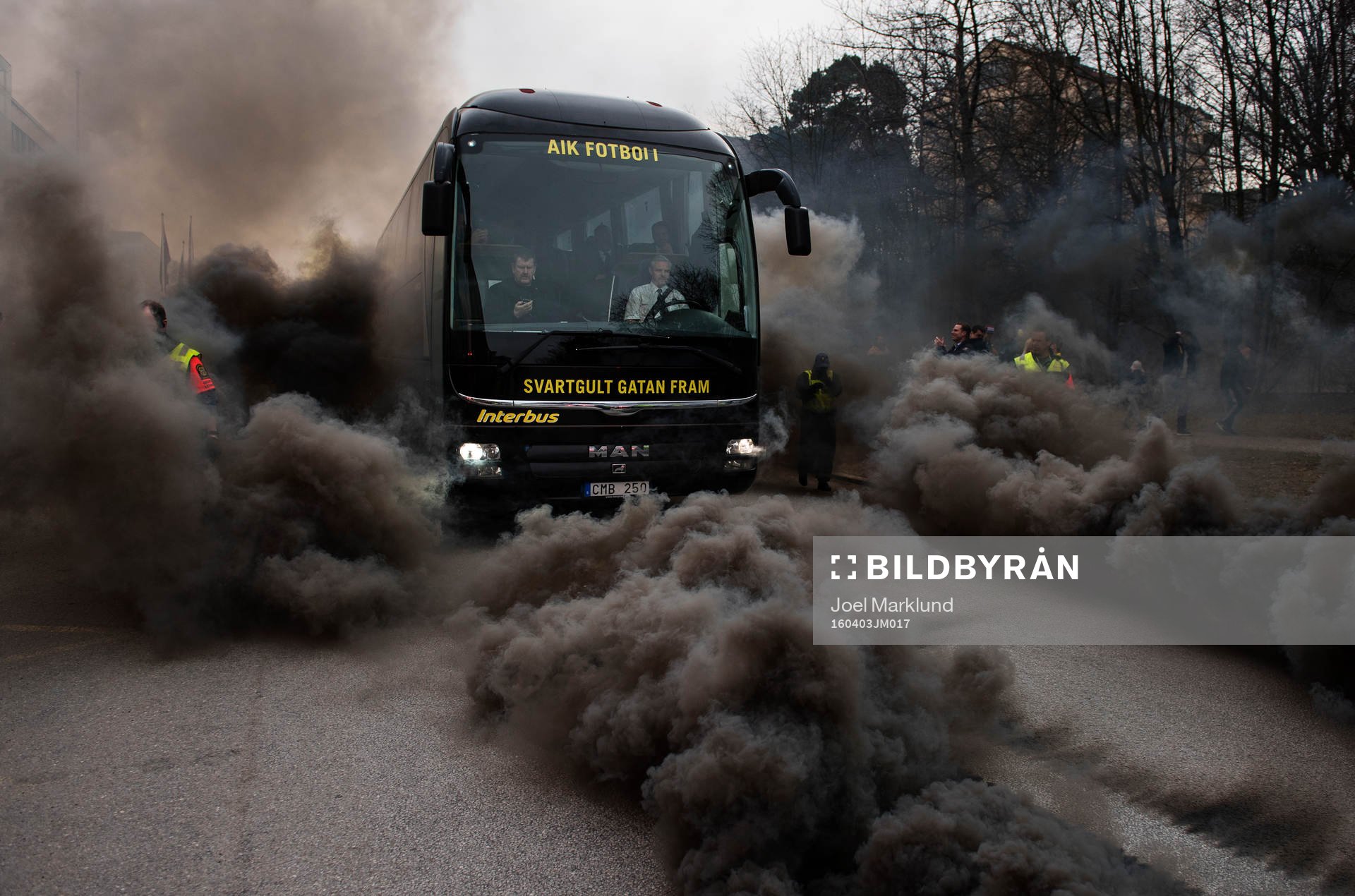 s spelarbuss anländer