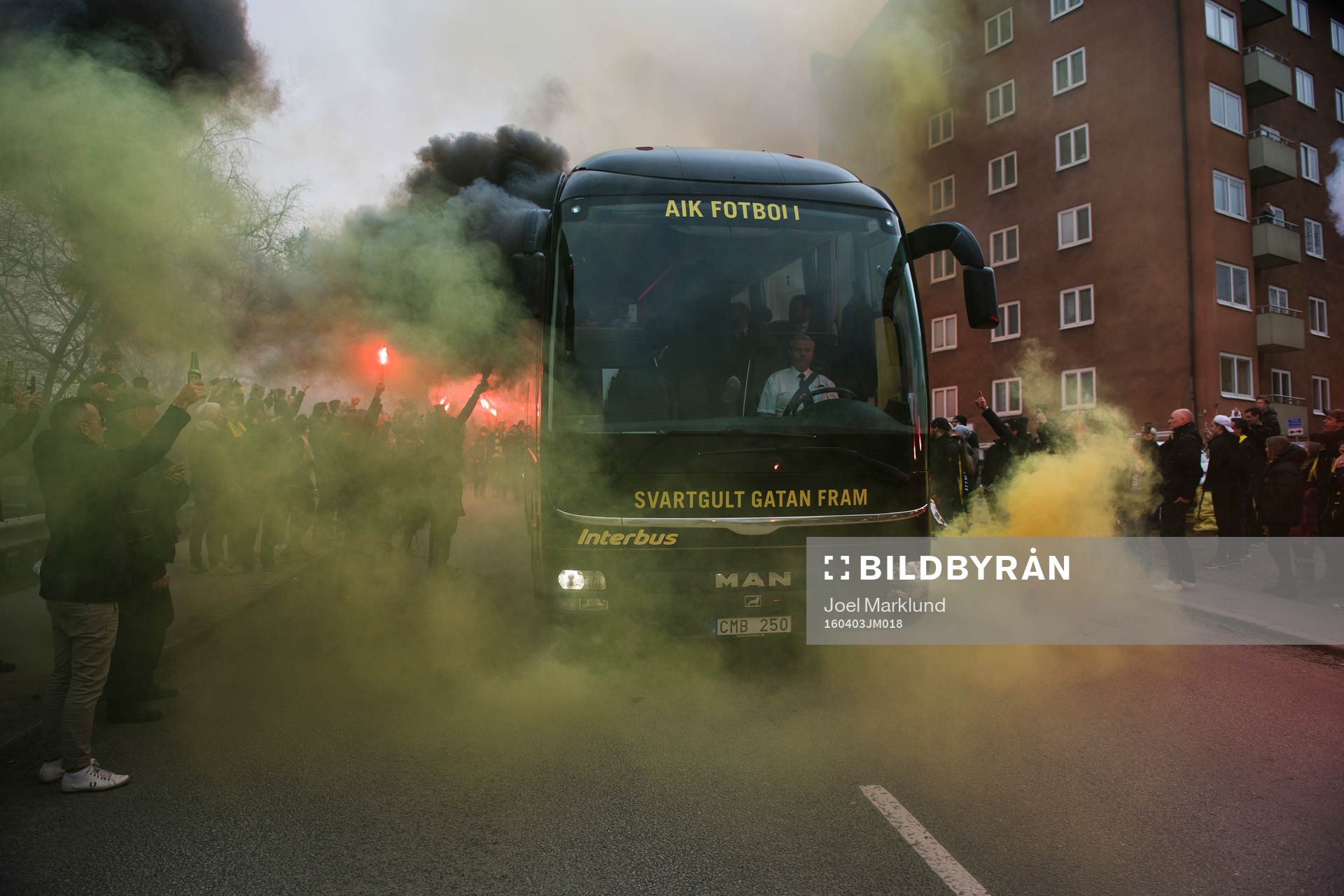 s spelarbuss anländer