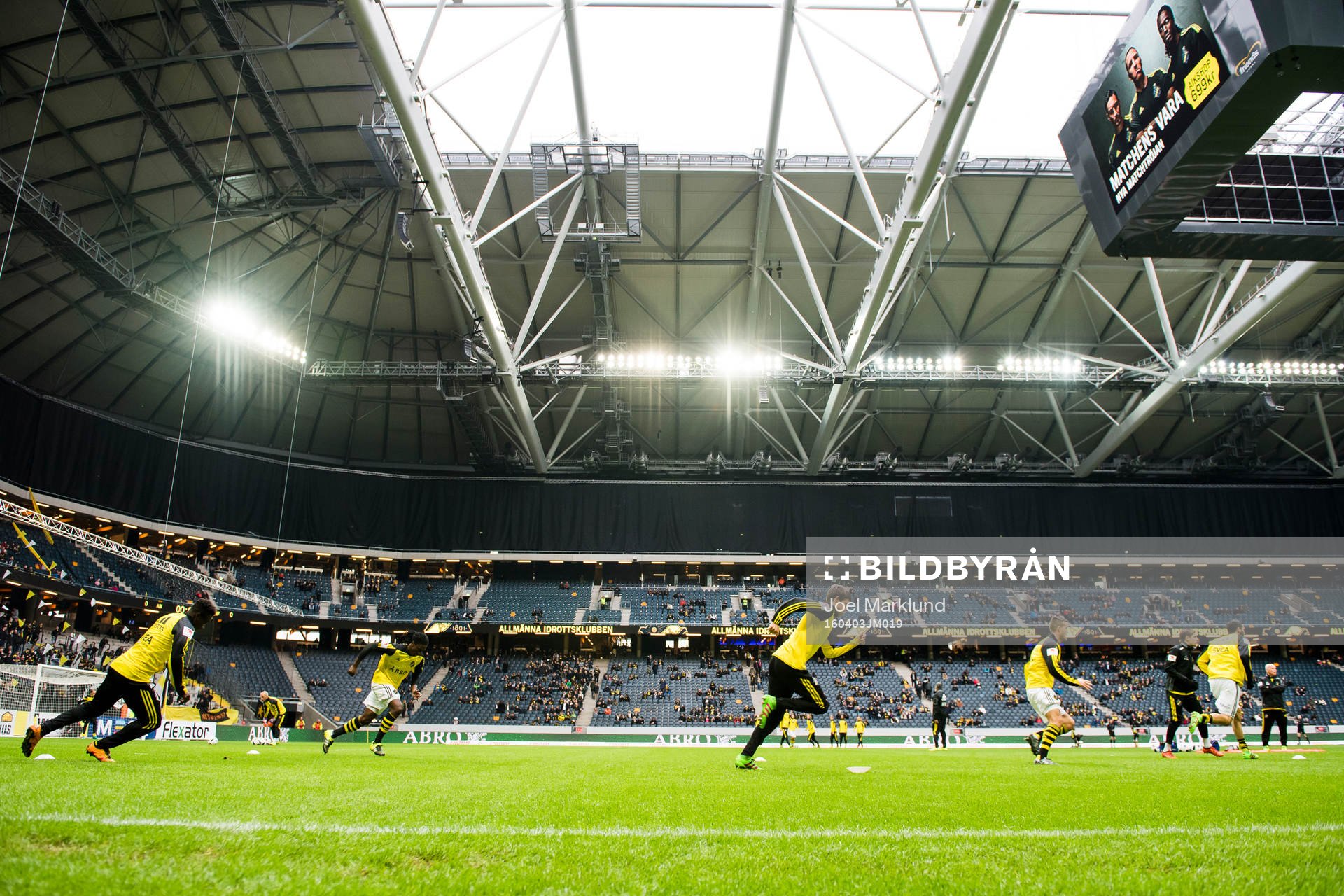 s spelare värmer upp före fotbollsmatchen i Allsvenskan