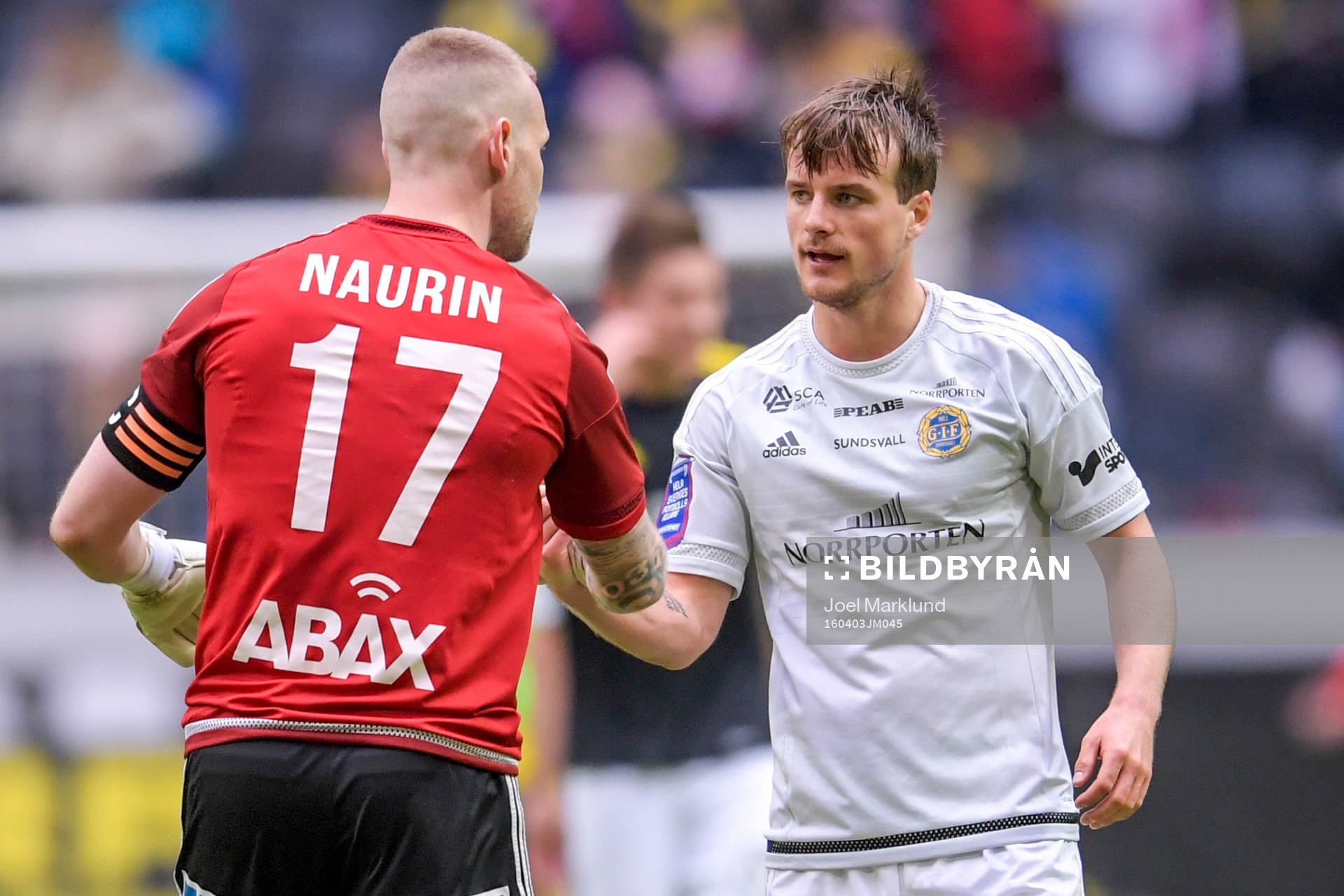 Sundsvalls målvakt Tommy Naurin och Eric Larsson jublar efter fotbollsmatchen i Allsvenskan mellan AIK och GIF Sundsvall den 3 april i Stockholm.
