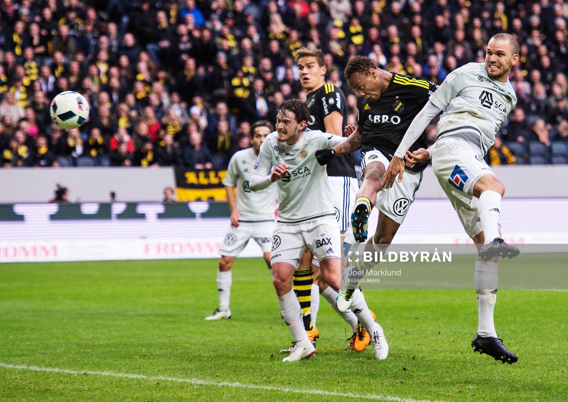 s Carlos Strandberg nickar bollen mot mål