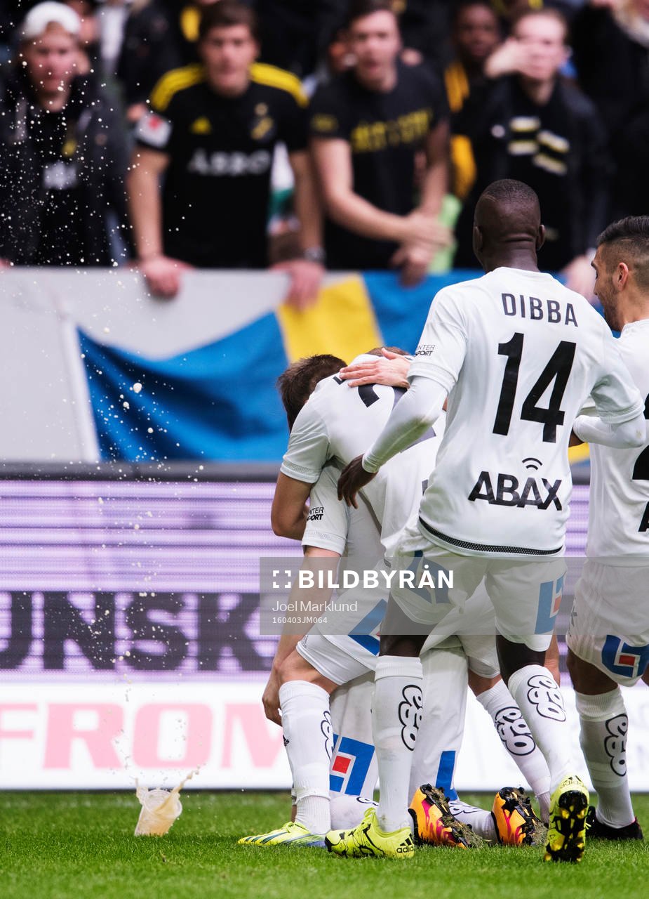 En ölmugg kastas in från publiken när Sundsvalls spelare firar 0-1-målet från Runar Sigurjonsson under fotbollsmatchen i Allsvenskan mellan AIK och GIF Sundsvall den 3 april 2016 i Stockholm.