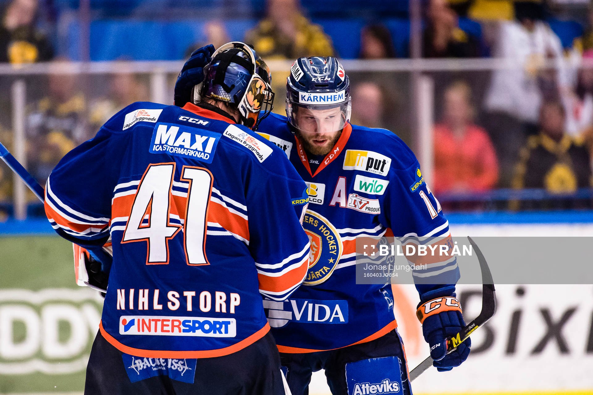 Växjös Alexander Johansson jublar med målvakt Cristopher