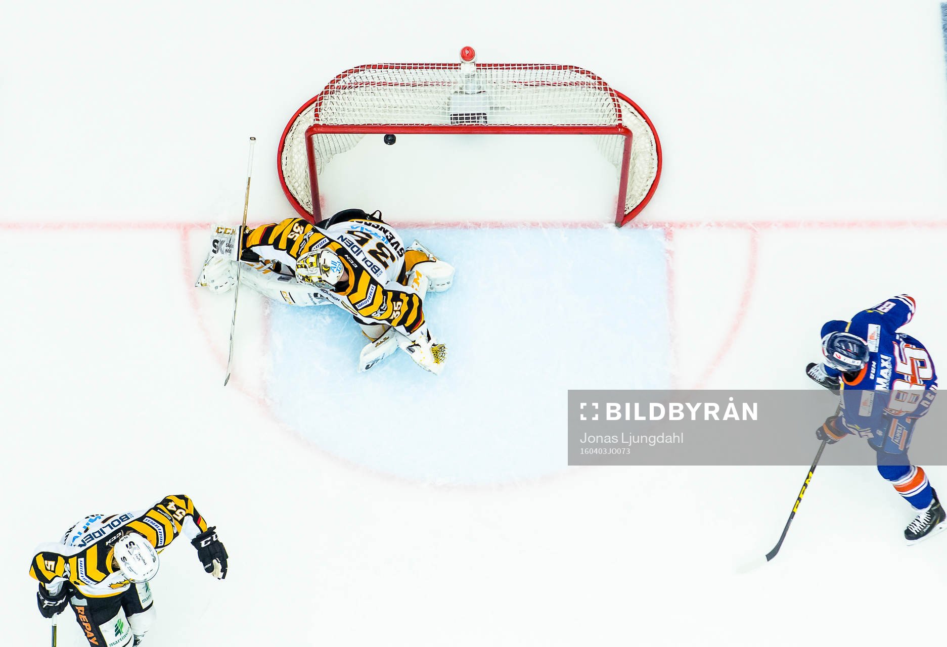 Växjös Sakari Salminen (ej i bild) skjuter pucken i mål
